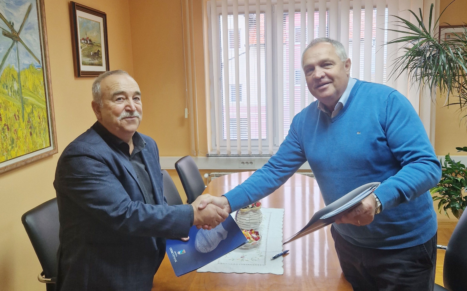 Župan Občine Cerkvenjak Marjan Žmavc je pogodbo o sanaciji plazu pri Gasilskem domu Cerkvenjak podpisal z direktorjem Komunale Slovenske gorice Janezom Belno. Foto: Vito Kraner