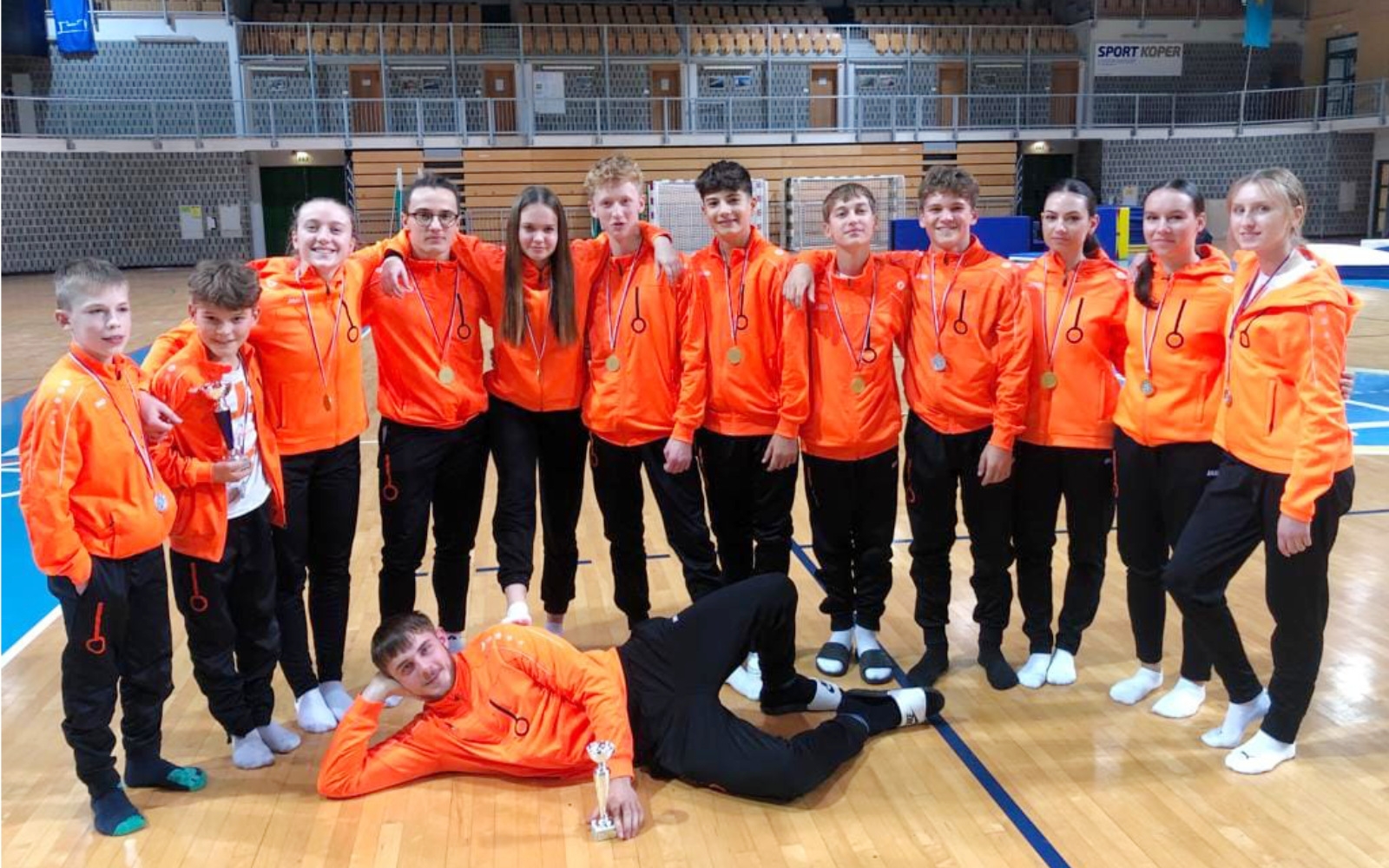 Jurij Horvat, Maj in Nik Juratovac so s člani ŠD Center Maribor osvojili stopničke na državnem prvenstvu v akrobatiki, ki je potekalo v Kopru. Foto: arhiv kluba.