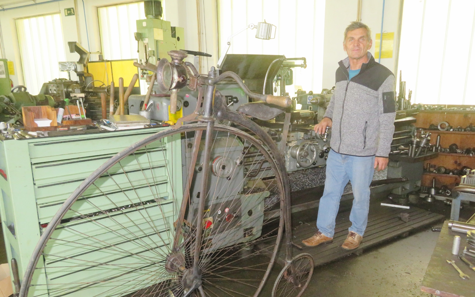 Znanega zbiratelja starin Feliksa Rajha je obnova starodavnega kolesa za ptujski muzej tako prevzela, da je začel izdelovati nova »starodobna« kolesa za ljubitelje starin. Foto: Tomaž Kšela
