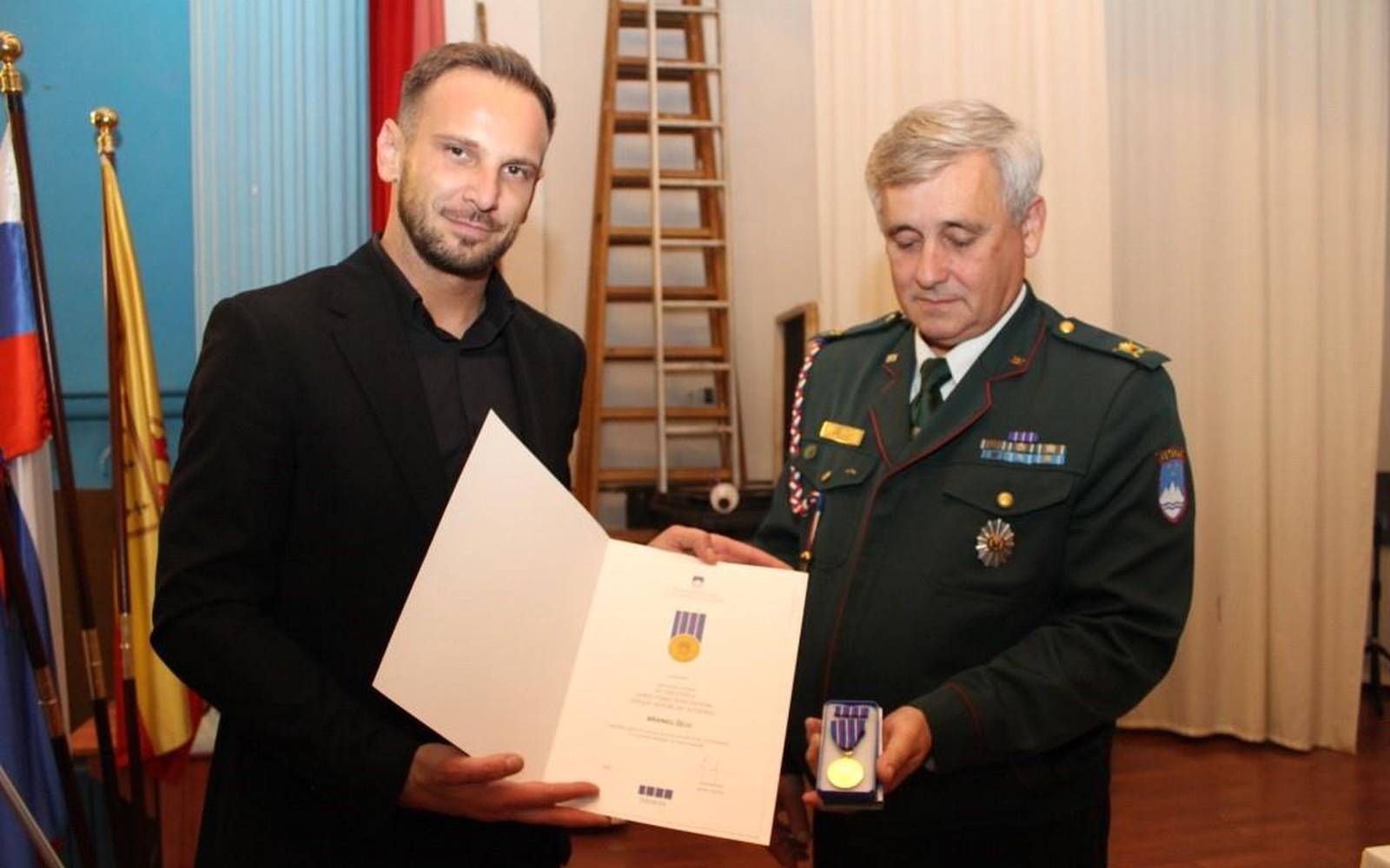 Župan David Klobasa in Iztok Rozin sta podelila medalje in listine. Foto: arhiv Občine.