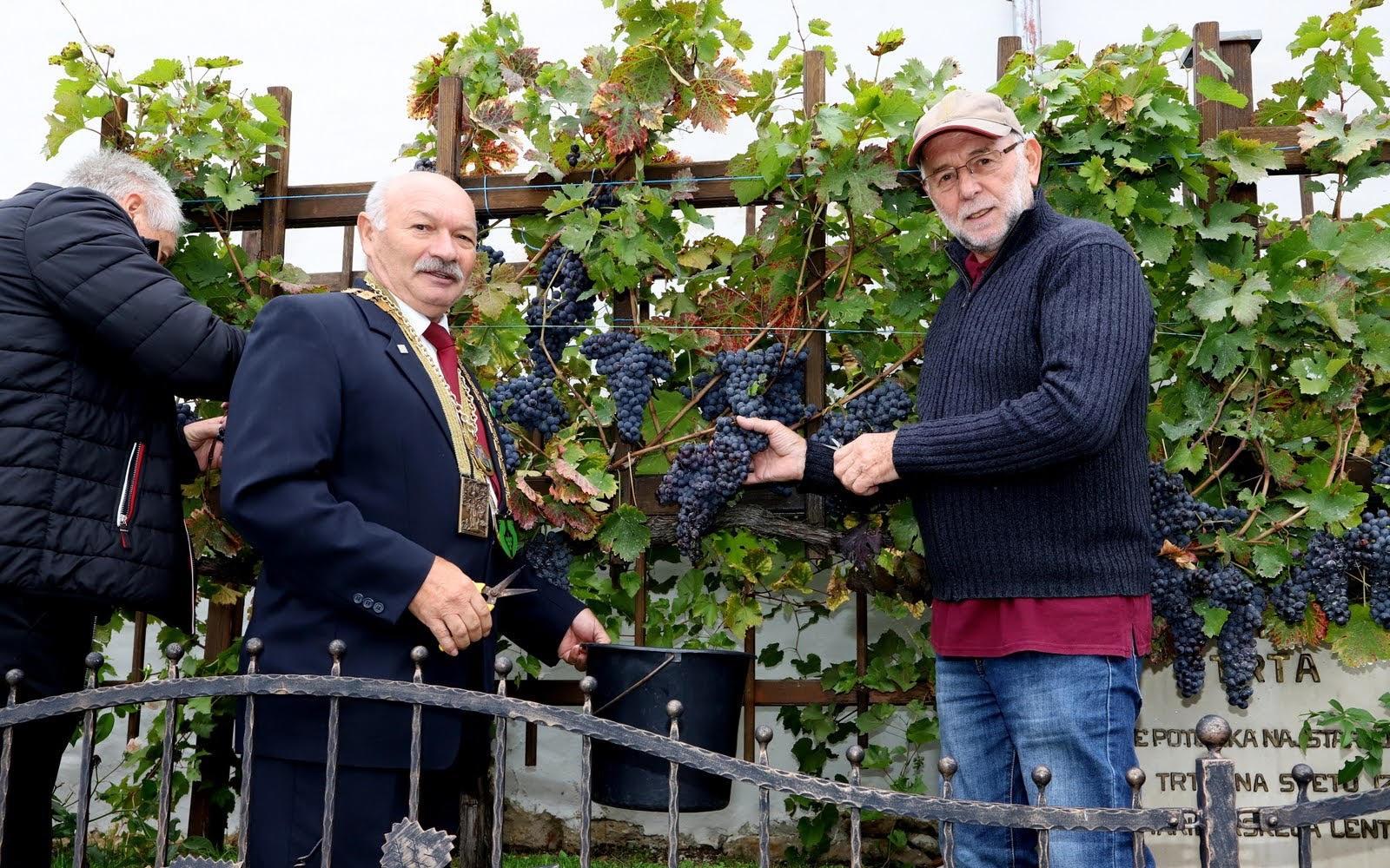 Ob 20. obletnici Turistično-vinogradniškega društva Benedikt smo se pogovarjali z aktualnim predsednikom društva Marjanom Farasinom (desno) in prvotnim ter častnim predsednikom društva Zlatkom Borakom (levo). Foto: arhiv društva