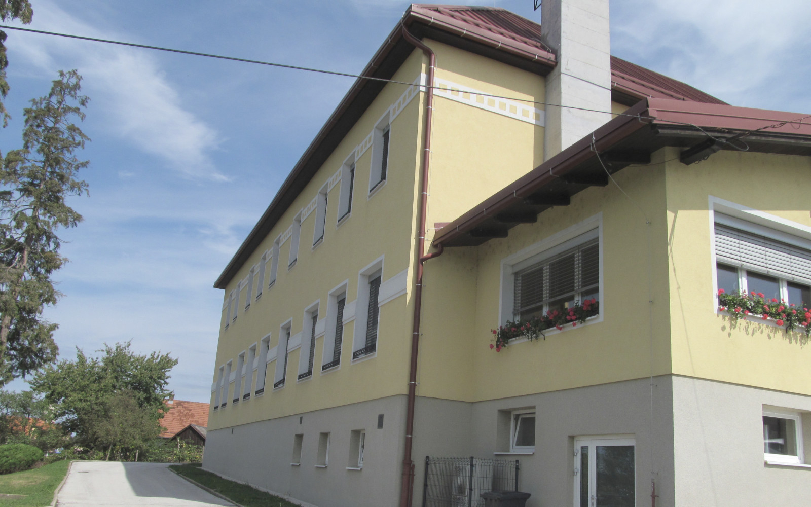 V tej zgradbi iz leta 1909 je leta 1922 začela delovati lenarška Meščanska šola. Foto: Tine Toš