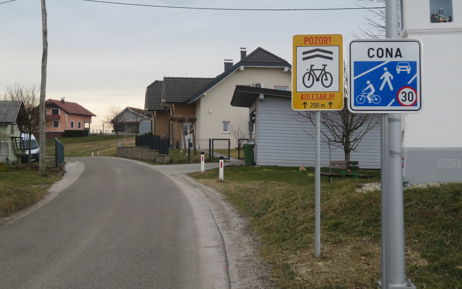 Ureditev kolesarske skozi Čagono ne bo upočasnila prometa, saj je bil ta že doslej na željo prebivalcev na več odsekih omejen na 30 kilometrov na uro. Foto: Tomaž Kšela