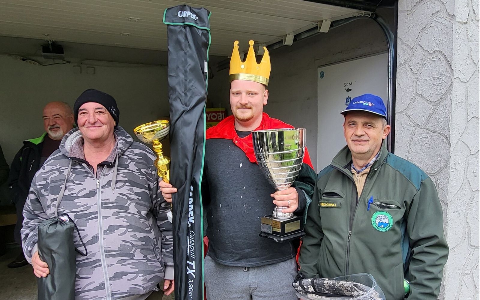 Jernej Zadravec s krono ribiškega »carja«. Foto: Marjan Toš.