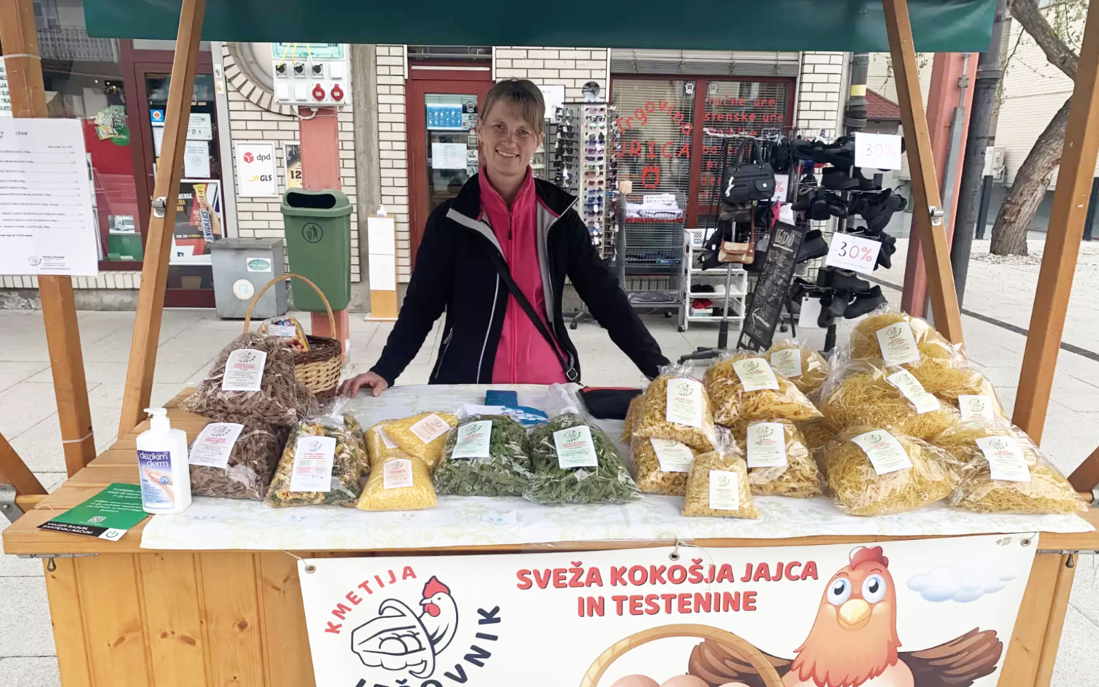 V sklopu projekta Dobrote slovenske kmetije je med 987 prijavljenimi izdelki slovenskih kmetij prejela zlato priznanje za domače špinačne široke rezance in srebrno priznanje za domačo ribano kašo s korenčkom. Foto: Vanja Čiček