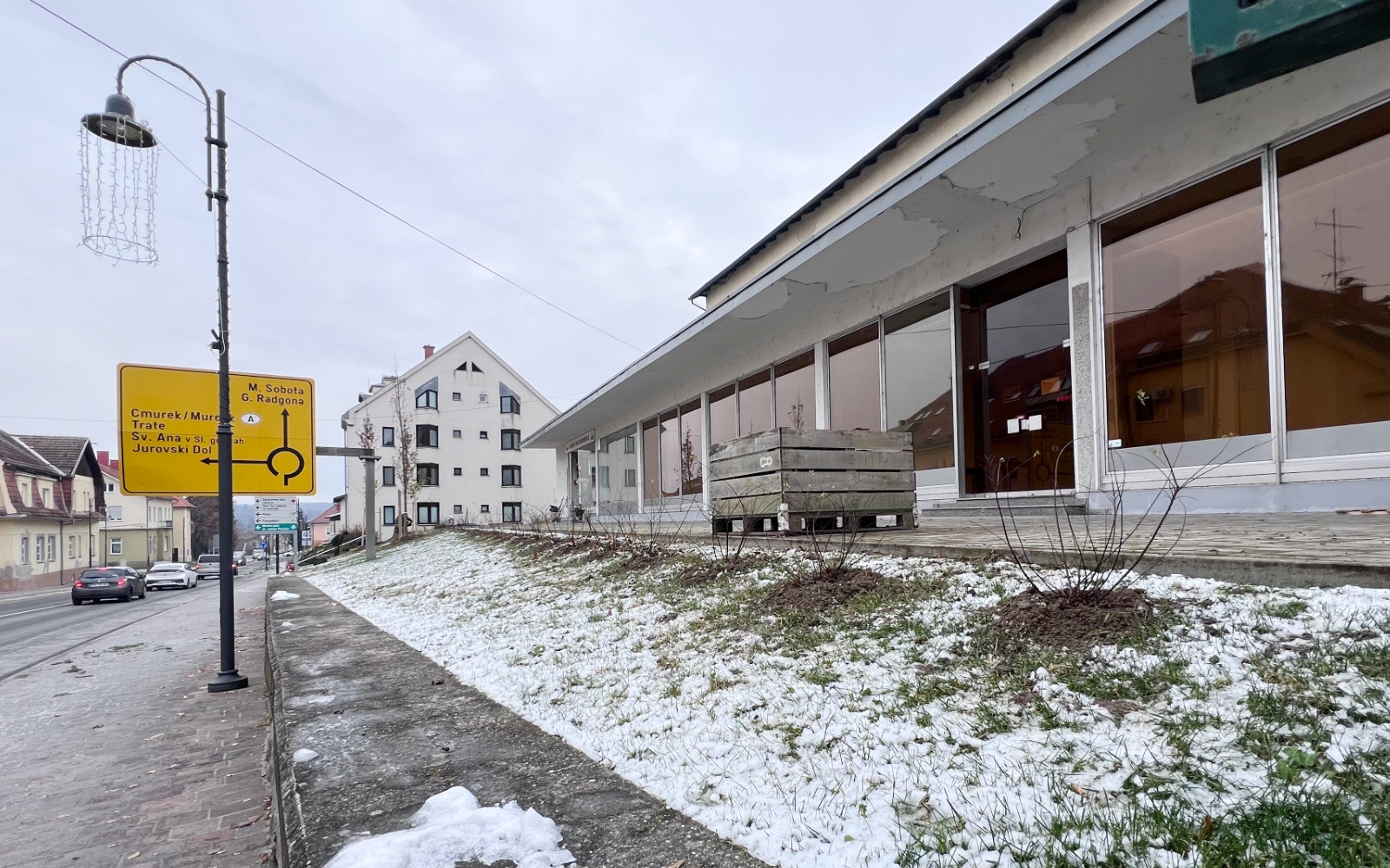 Nova zasaditev pri DZS in trgovini Alpina.