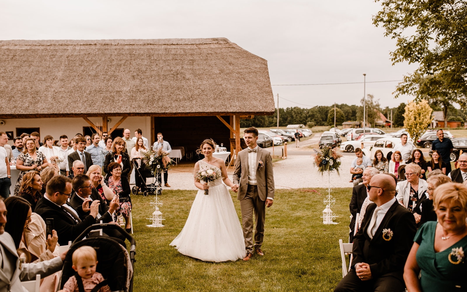 Fotografije poročne pravljice je ustvarila Slovenskim goricam dobro poznana talentirana fotografinja Tjaša Oman - Omanova photography.