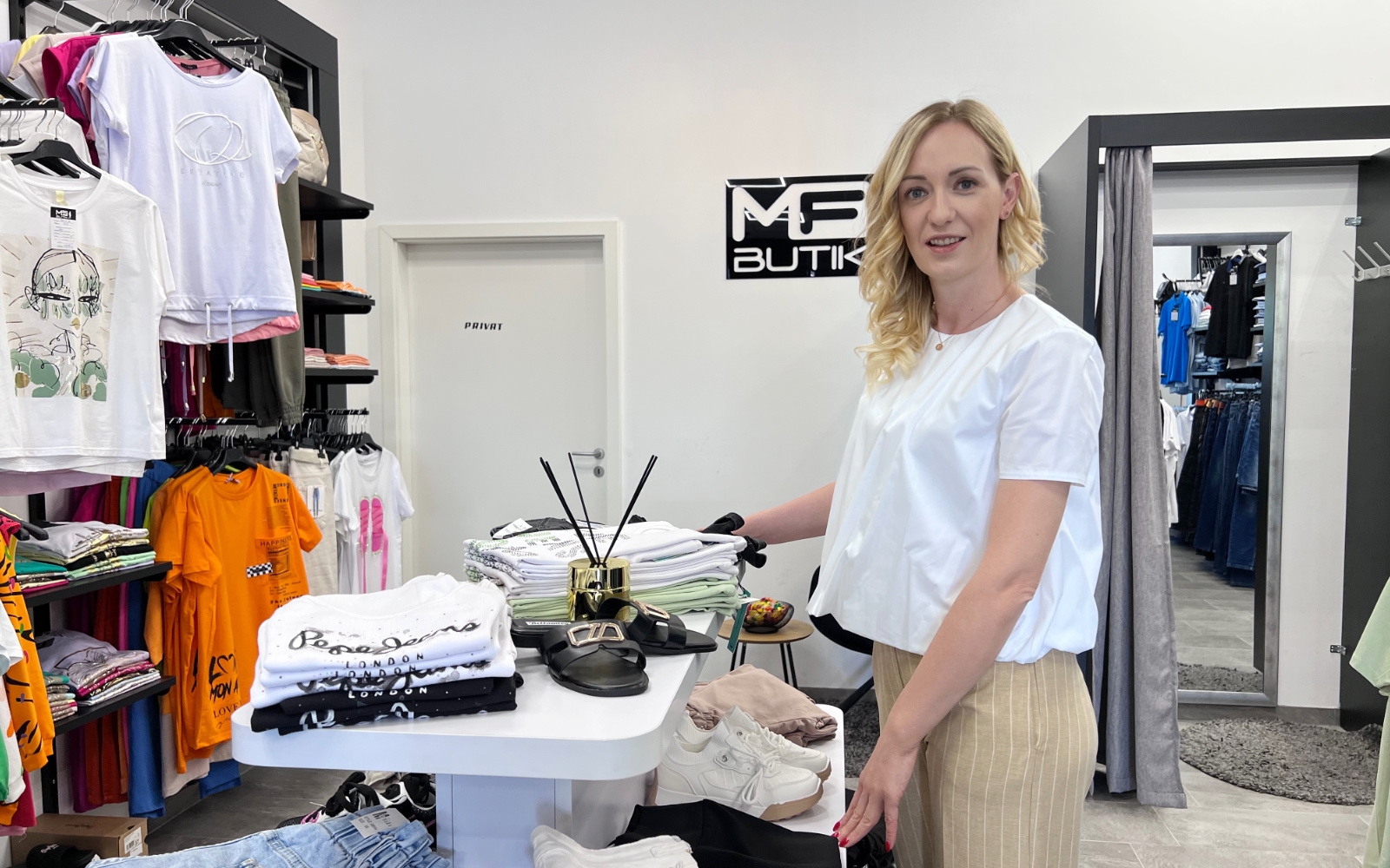 Mateja Domanjko svoje delo naravnost obožuje in v največje veselje ji je, ko je njena trgovina lepo urejena, polna dobrih kosov oblačil in ko stranke z nasmehom in zadovoljstvom odhajajo skozi vrata ter se čez nekaj časa ponovno vrnejo.