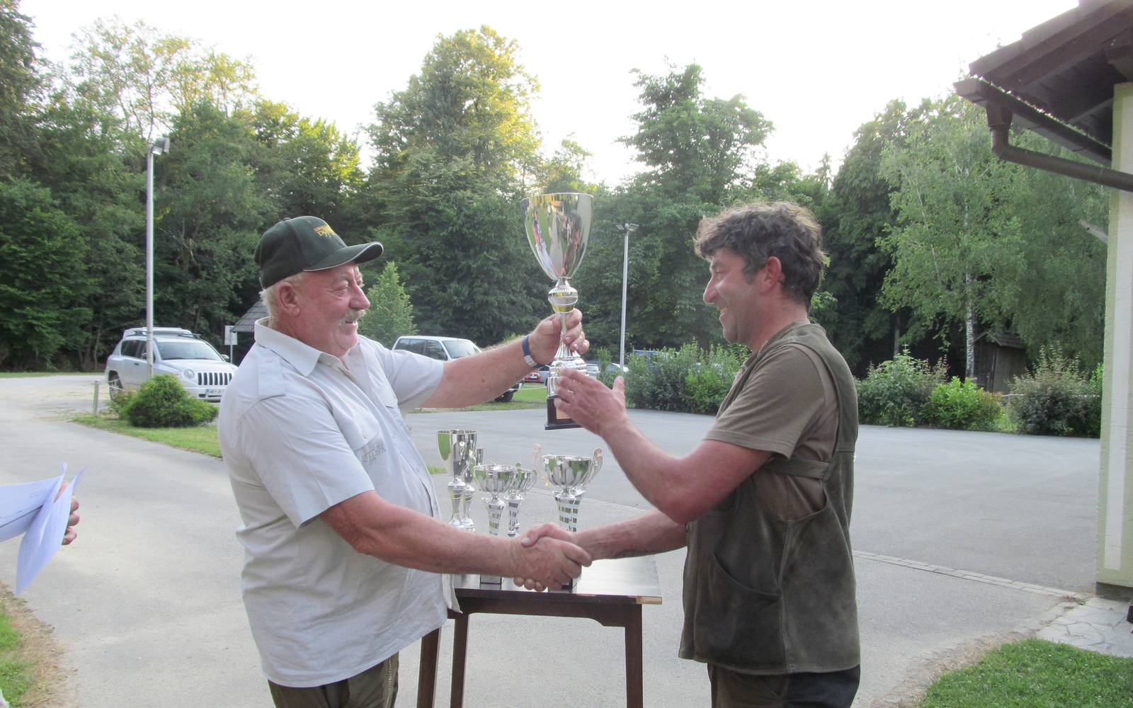 Veliki zmagovalec Dobrave Davorin Toš prejema pokal iz rok starešine Franca Slekovca. Foto: Marjan Toš.