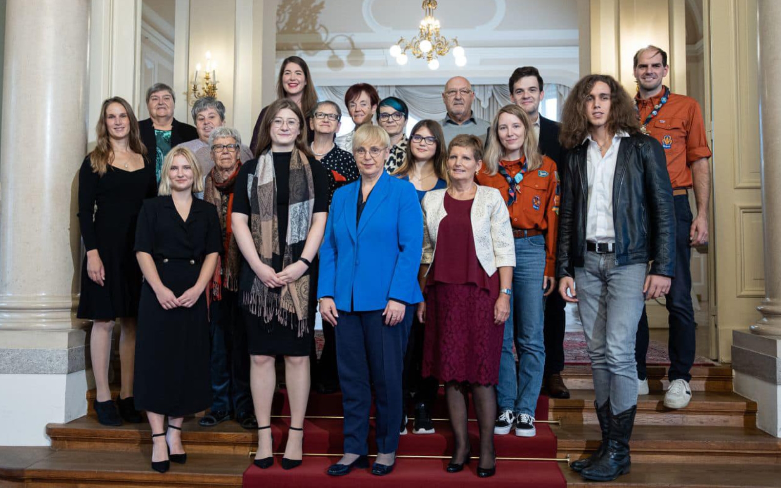 Nagrajence natečaja Prostovoljec leta 2022 je gostila predsednica države. Nejc Kurbus stoji v zadnji vrsti, prvi z desne. Foto: Katja Kodba