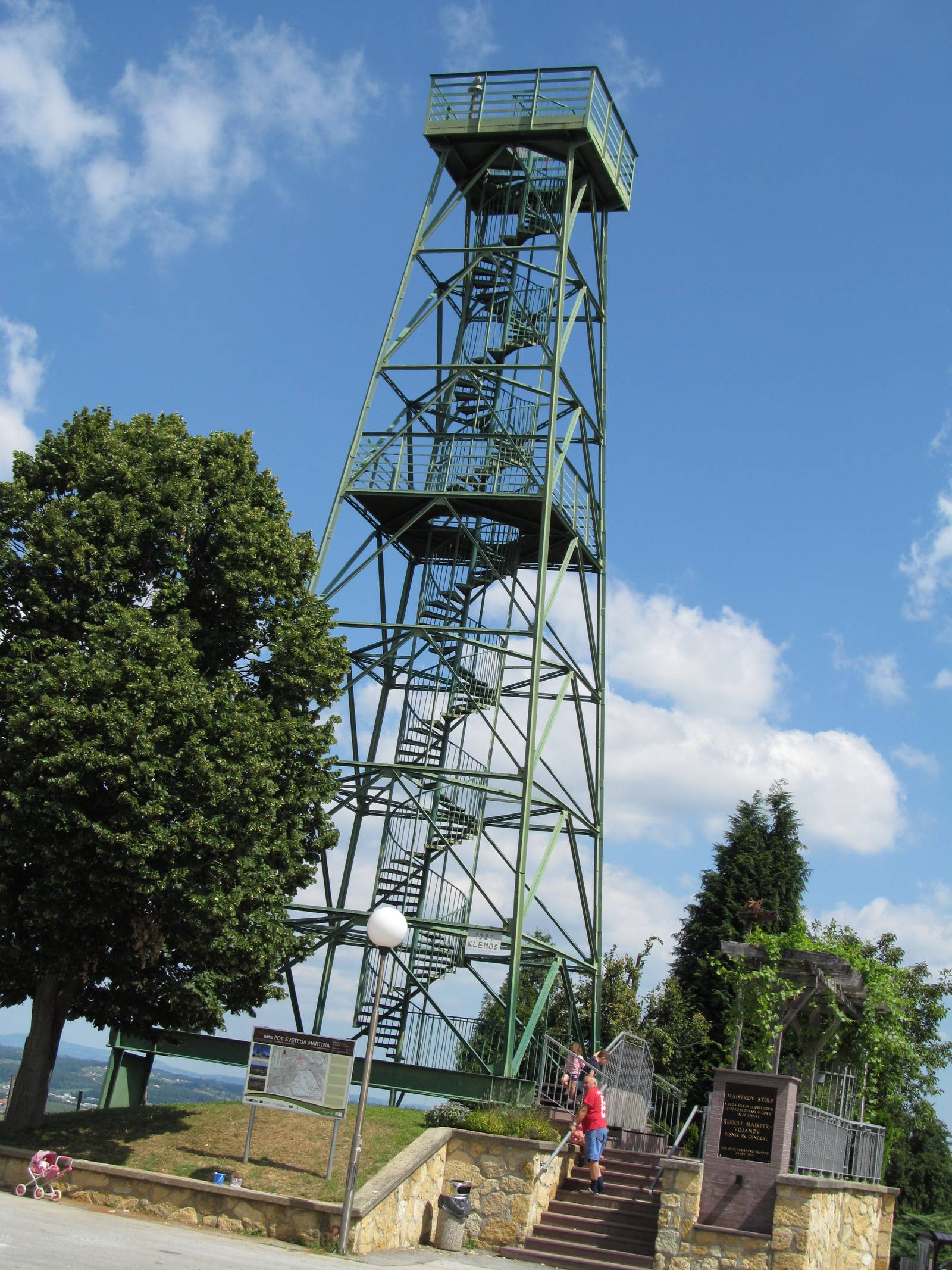 Iz Maistrovega stolpa na Zavrhu se »daleč vidi« Foto: Marjan Toš