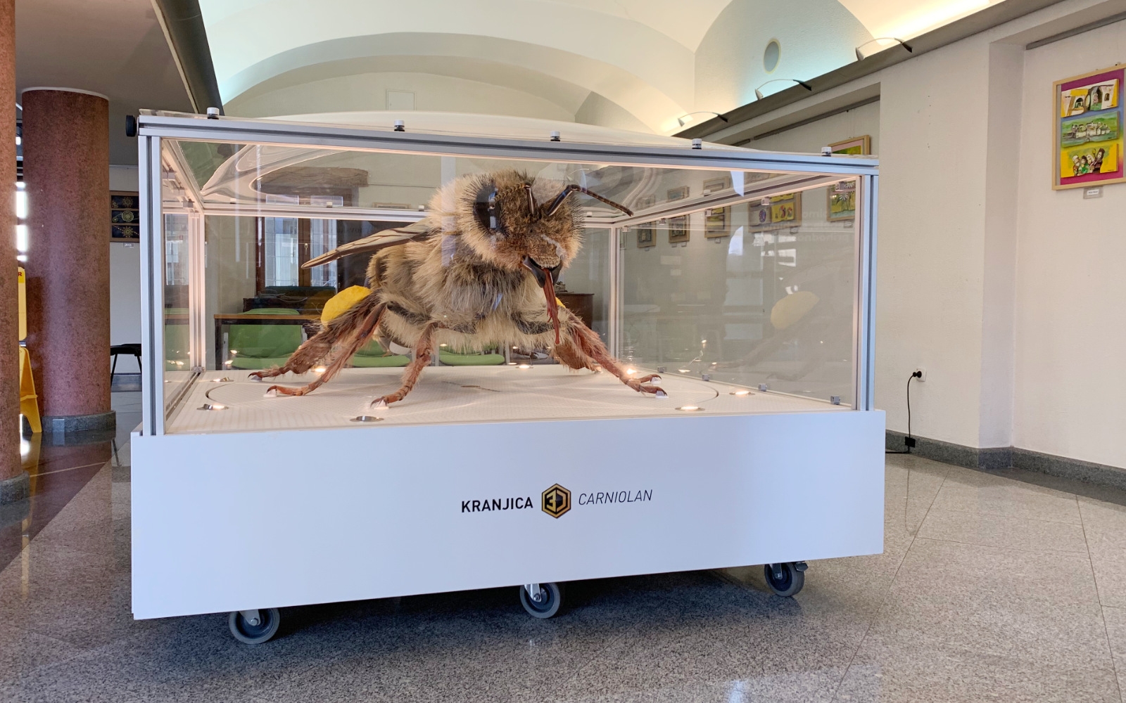 Čebela velikanka bo na ogled do 15. januarja 2024. Foto: Manuela Brunčič