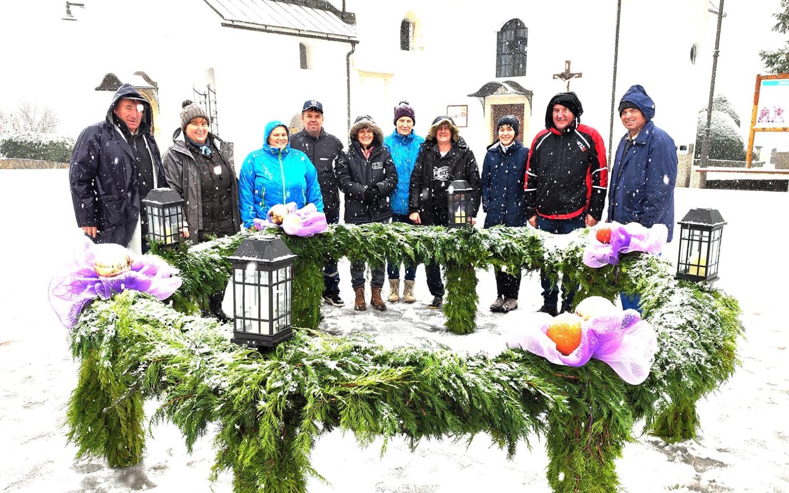 Velikanski adventni venec je rezultat skupinskega truda in predanosti ter simbol upanja in vztrajnosti. Foto: M. Krautič