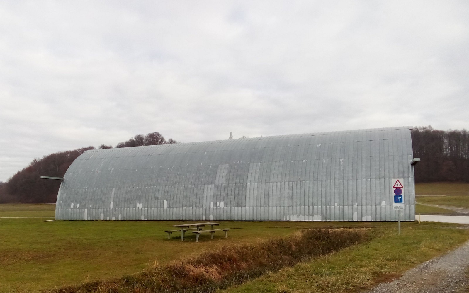 Aeroklub Sršen na letališču skrbi tudi za hangar. Foto: Marjan Toš