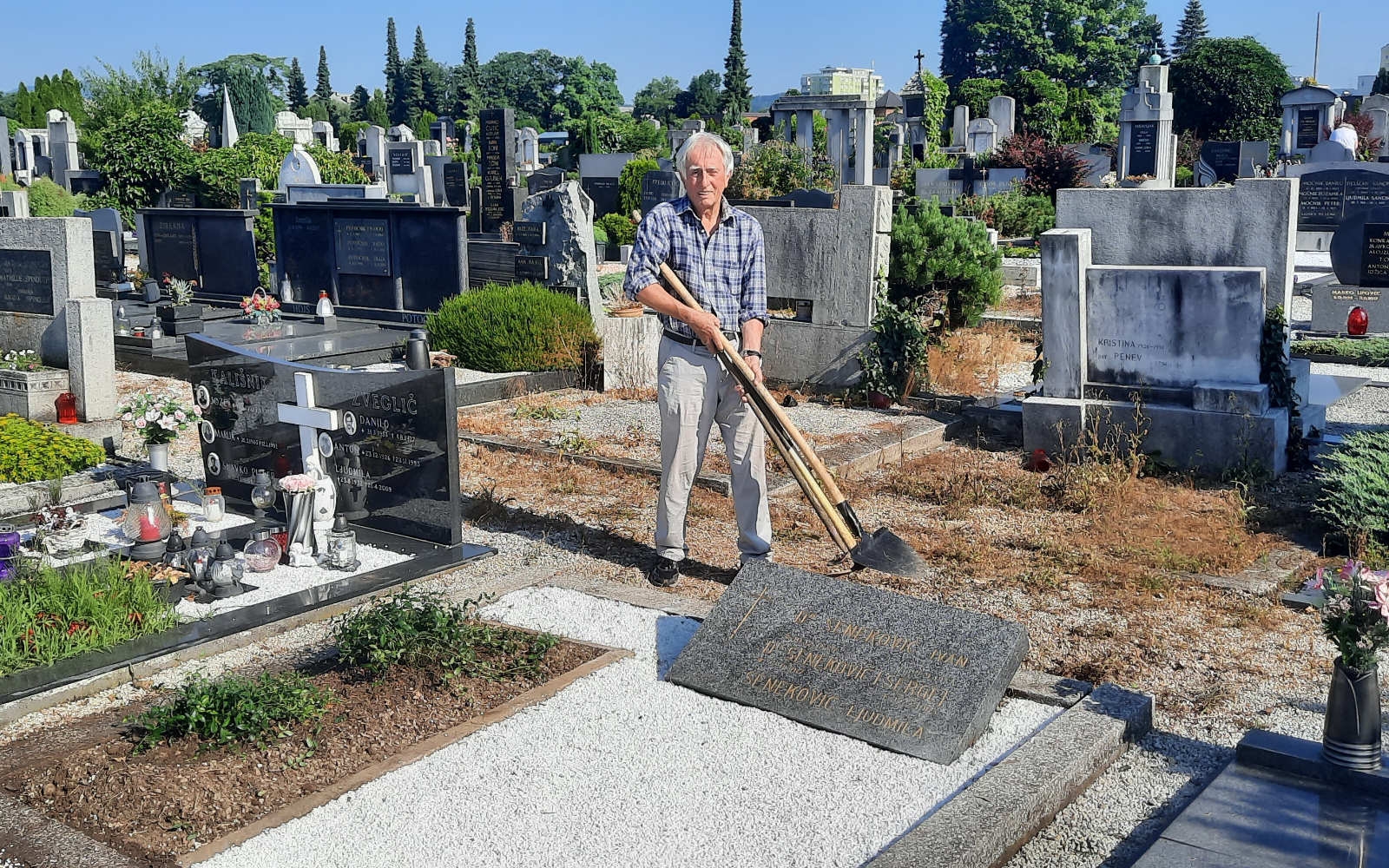Aleš Arih, predsednik DDGM Maribor ob očiščenem Senekovičevem grobu na Pobrežju. Foto: Marjan Toš
