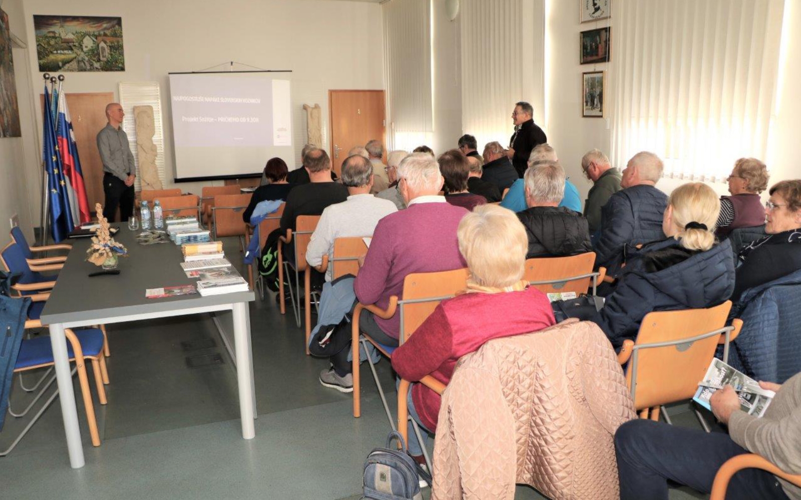 Starejši vozniki in voznice so na seminarju osvežili svoje znanje o pravilih v cestnem prometu. Foto: Valerija Toš