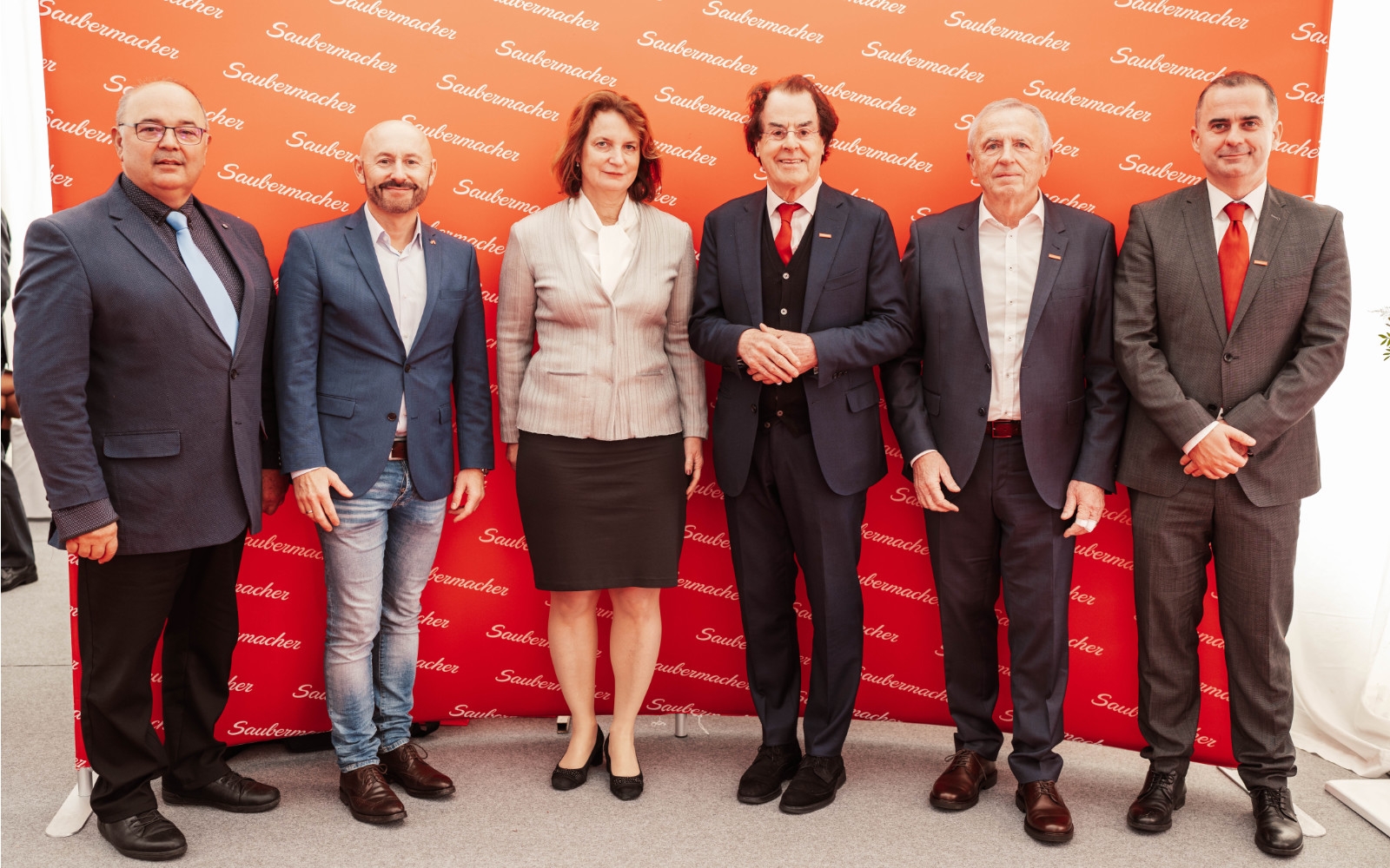 Foto: (iz desne) Robert Čajić, direktor Saubermacher Slovenija, Rudolf Horvat, direktor Saubermacher Slovenija, Hans Roth, lastnik koncerna Saubermacher, mag.iur. Elisabeth Ellison-Kramer, avstrijska veleposlanica, Wilhelm Nest, direktor Advantage Austria in Janez Kramberger, župan občine Lenart. Foto: arhiv podjetja