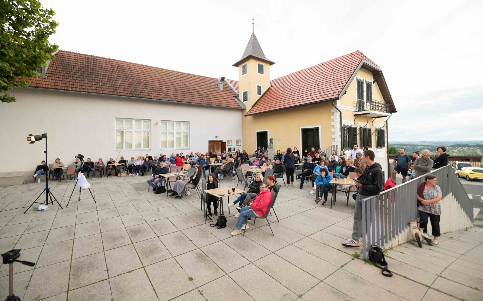 Razgledna ploščad pred Štupičevo vilo je prizorišče mnogih dogodkov in koncertov, ki so dobro obiskani. Foto: arhiv Občine Lenart