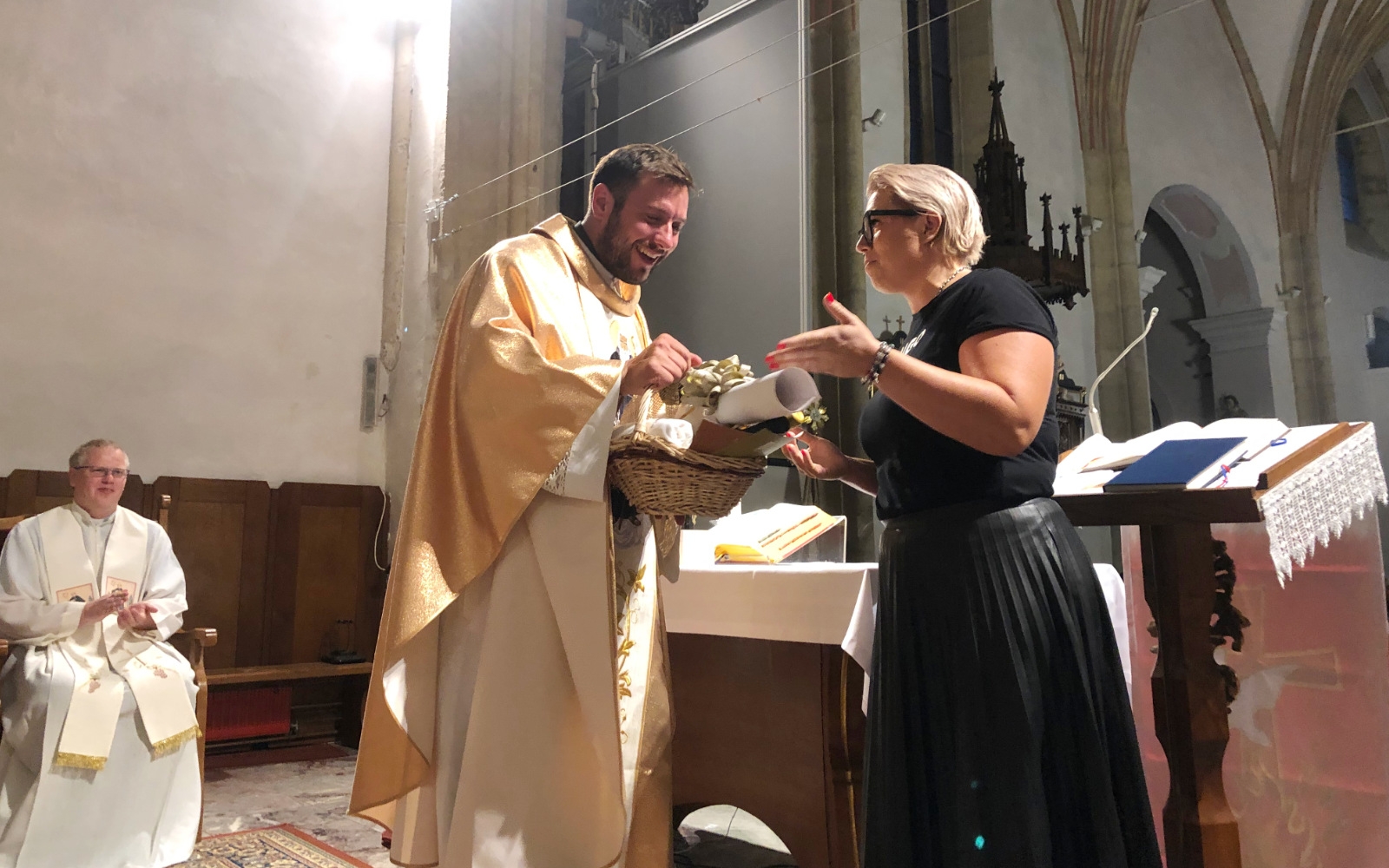 Ob koncu svete maše je v imenu Občine Lenart darilo dobrodošlice župniku Martinu Golobu predala Petra Krepek Cafnik, predsednica Krajevne skupnosti Lenart.