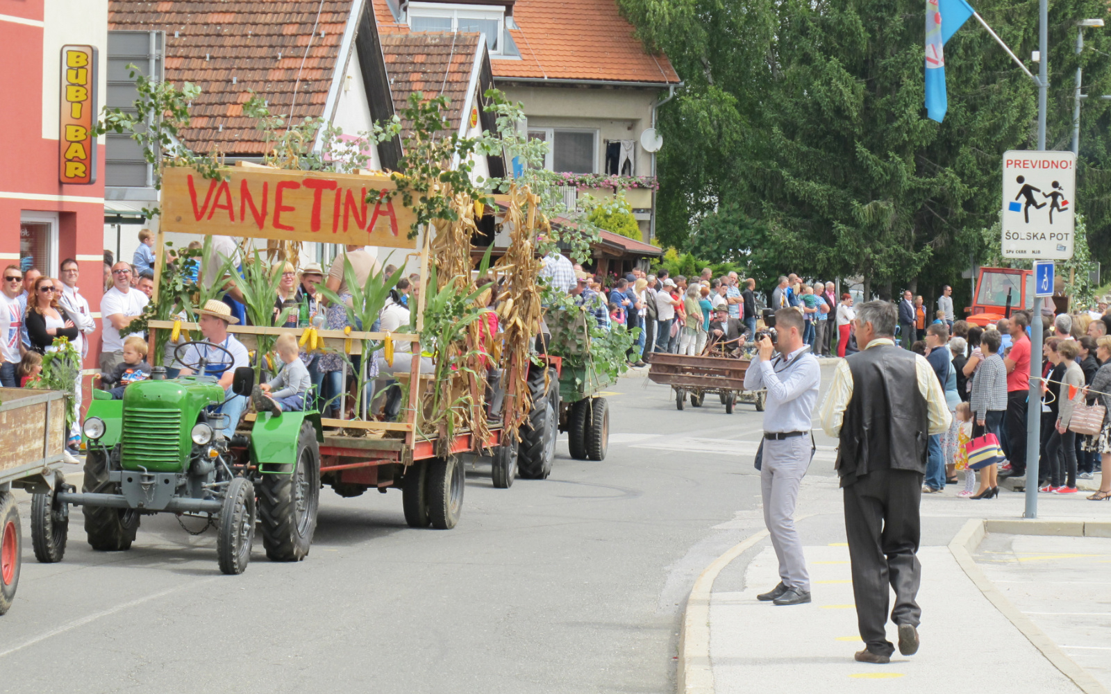 Povorka »Obudimo stare čase« je leta 2015 v središče Cerkvenjaka pritegnila veliko obiskovalcev od blizu in daleč. Foto: Tomaž Kšela