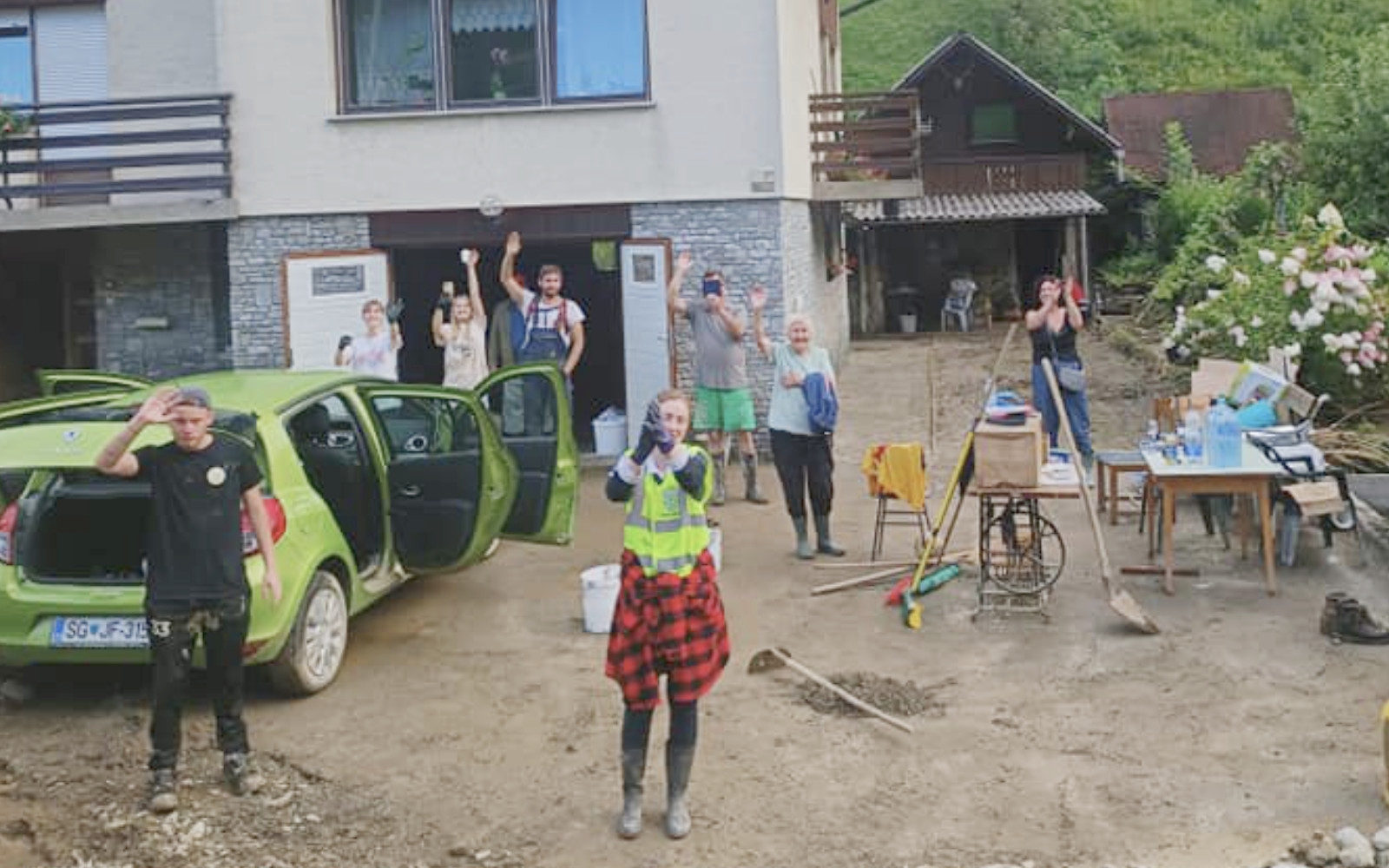 Danes se je zgodaj zjutraj 57 gasilcev in gasilk GZ Lenart opravilo na pomoč na Koroško. Ko so se proti večeru odpravljali domov, so se domačini s plakati in mahanjem zahvaljevali za njihovo neprecenljivo pomoč. Objavljeno fotografijo so posneli gasilci PGD Vitomarci in pripisali: "Zahvaljevanje domačinov in pomahanje v slovo ... brez besed, kurja polt in cmok v grlu.