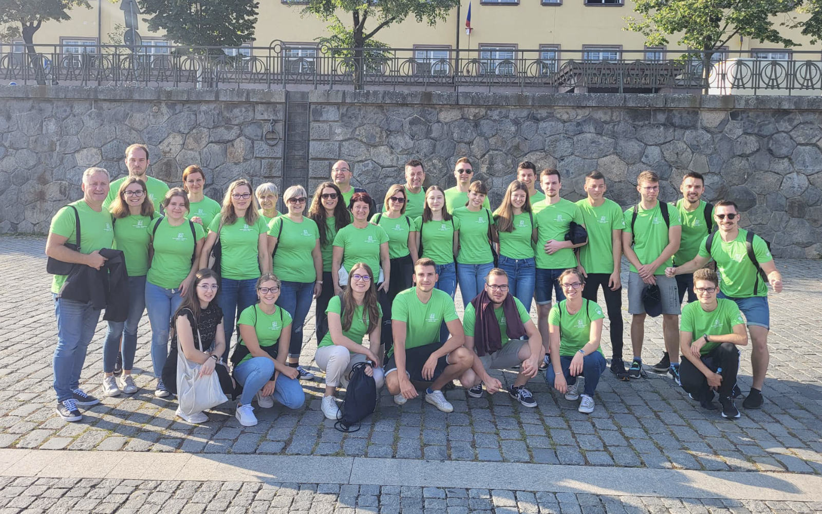 Kar 30 članov KD Sveta Ana se je odpravilo na Češko, kjer so bodo predstavili s folklornim plesom na Praškem gradu in petjem v Plečnikovi cerkvi. Foto: arhiv društva