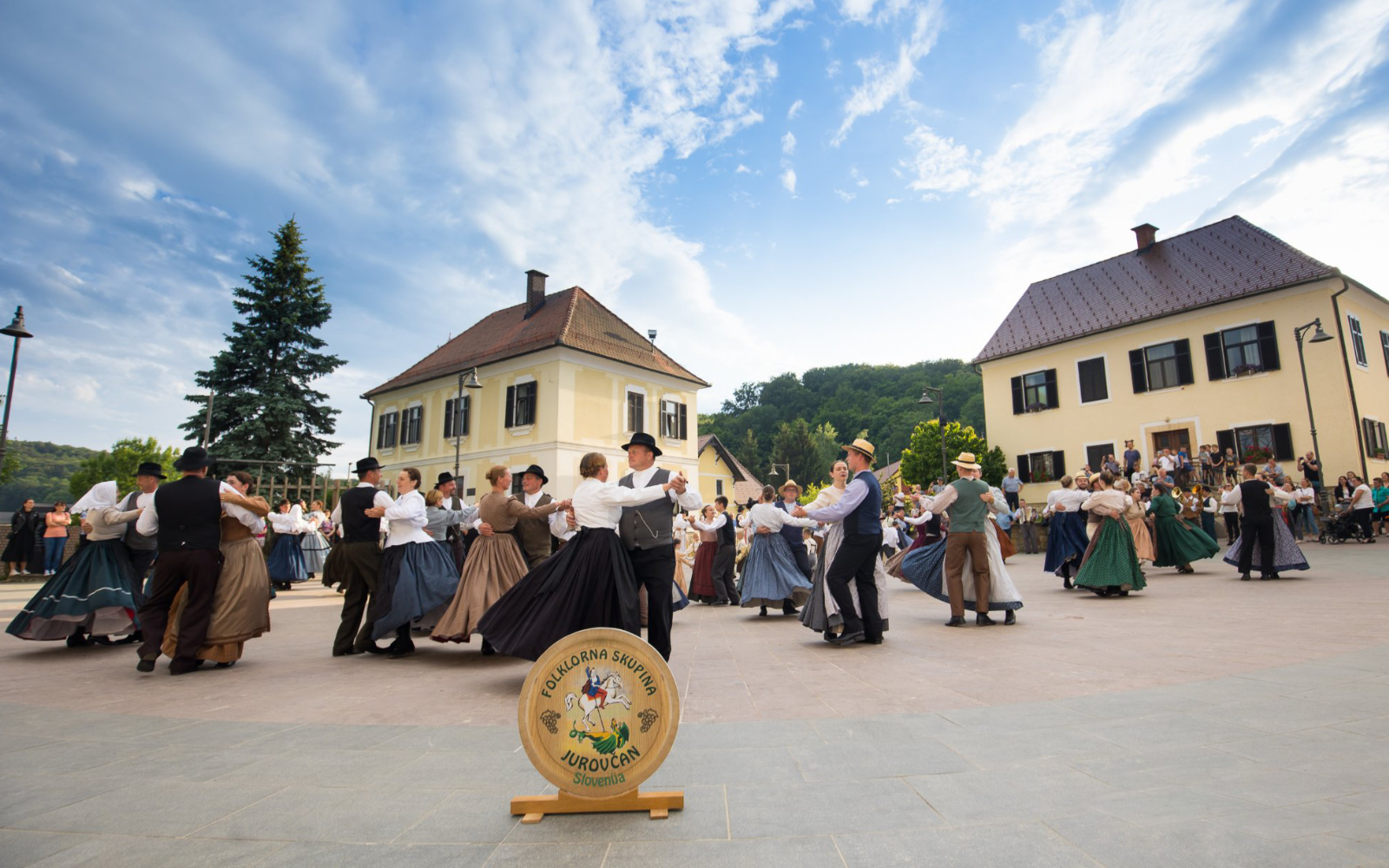 Na trgu in na odru kulturnega doma se je predstavilo oziroma zaplesalo kar pet domačih folklornih skupin. Foto: Maksimiljan Krautič