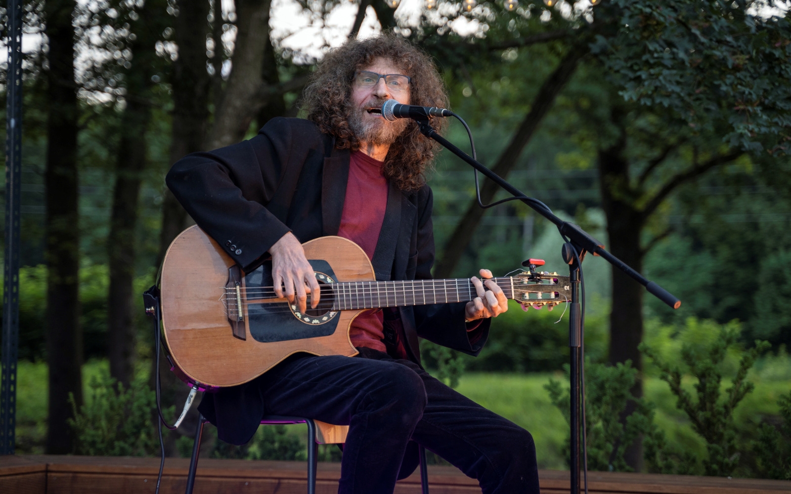 Adi Smolar je v kavarni že nastopil in navdušil občinstvo. Foto: arhiv K'fe