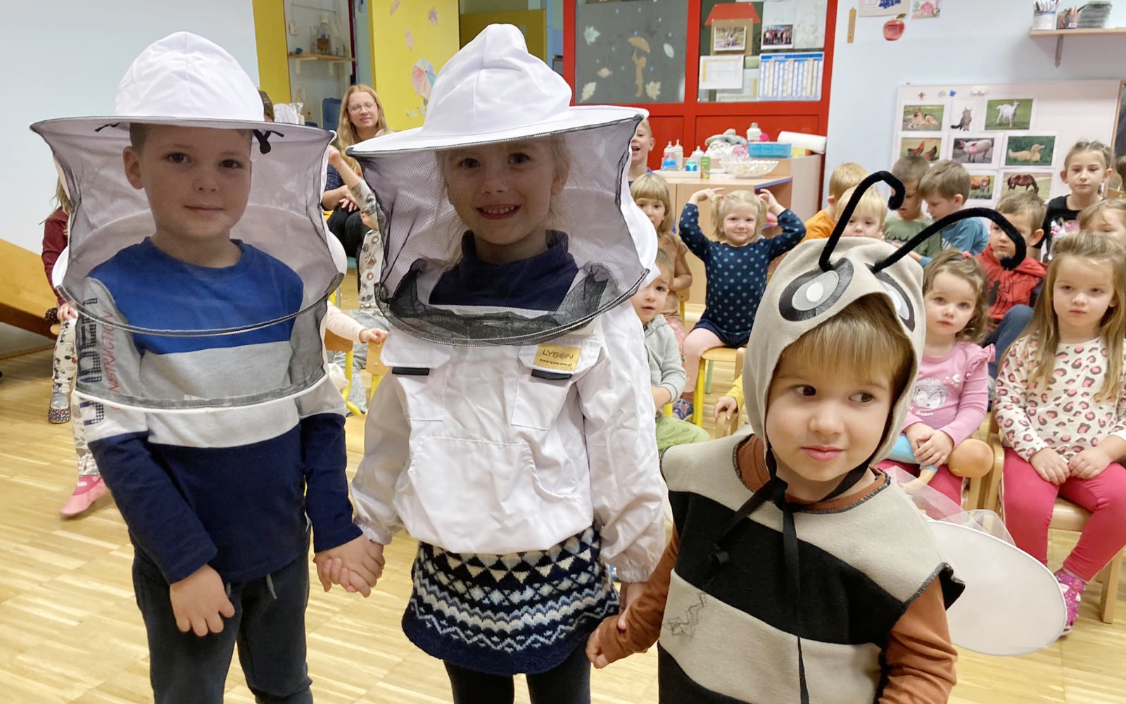 Čebelarji so obiskali tudi vrtec Vitomarci, kjer so predstavili čebelarstvo in otrokom približali delo čebelarja. Foto: arhiv ČD Vitomarci