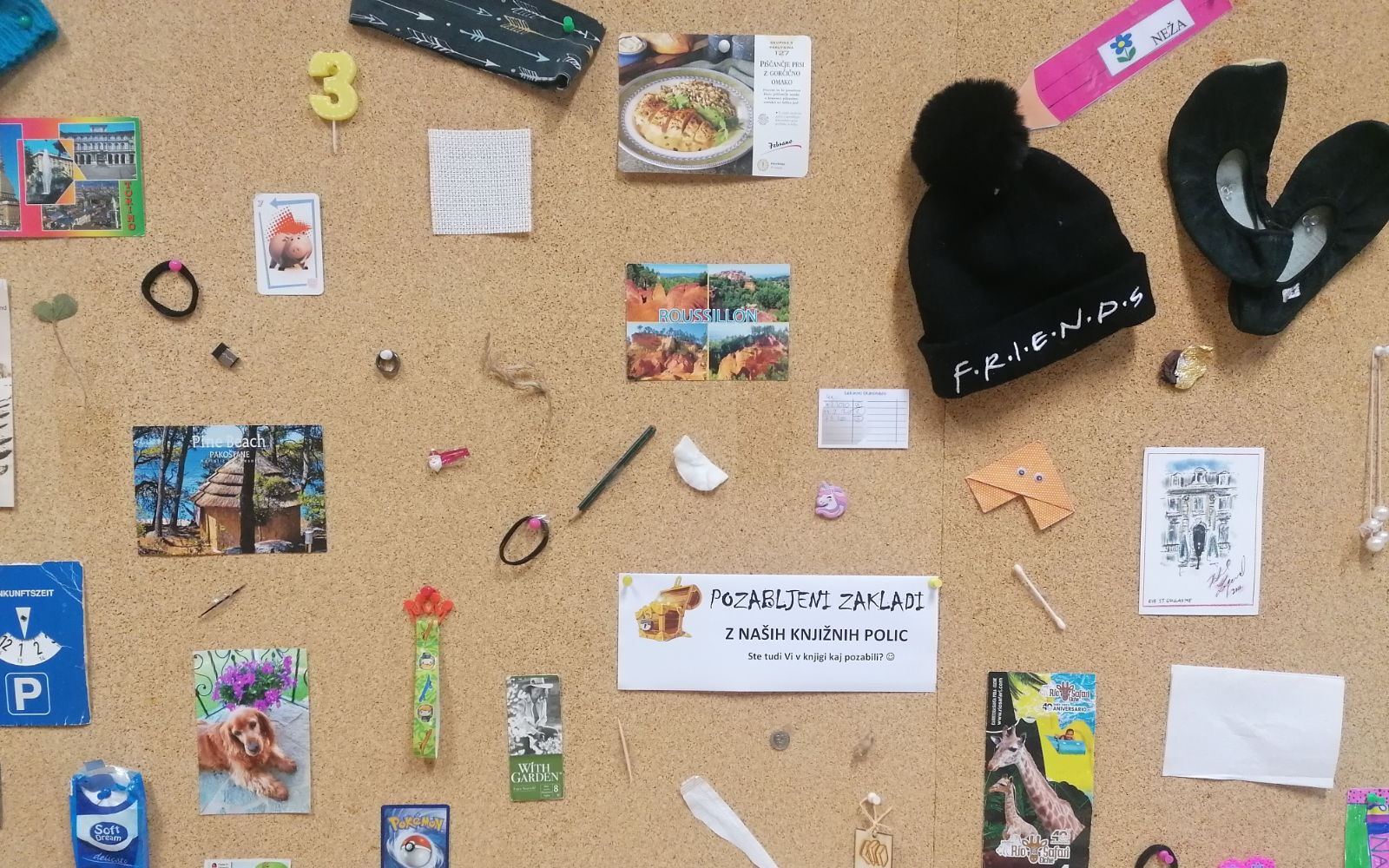 Raznolik izbor predmetov, ki so jih našle knjižničarke. Foto: Aleksandra Papež