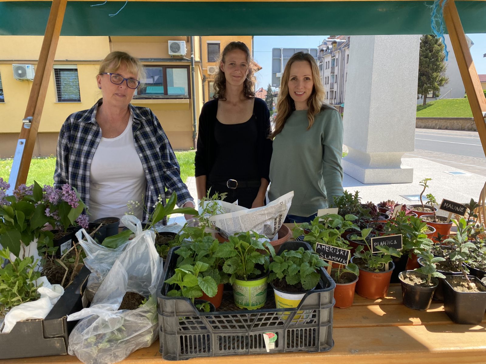 FOTO: Alenka Špes (Razvojna agencija) (levo), Julijana Zorec, ljubiteljica rastlin (na sredini) in Damjana Vizjak (Razvojna agencija) (desno)