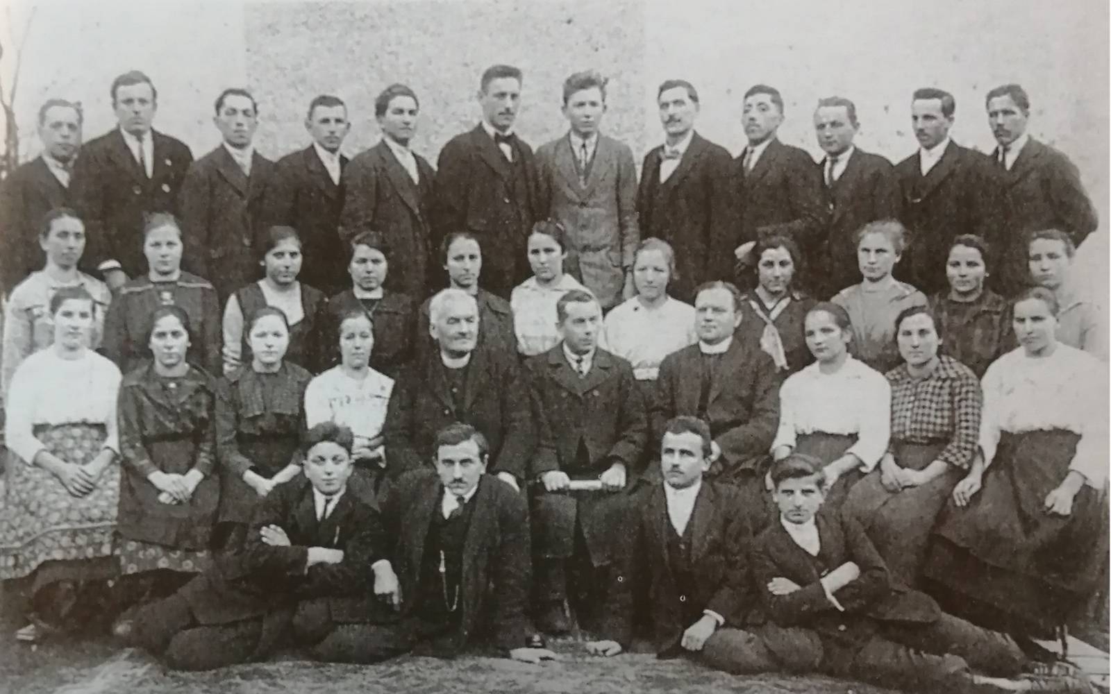 Gregor Einspieler s pevskim zborom leta 1924, arhiv Aleksandra Purgaja.