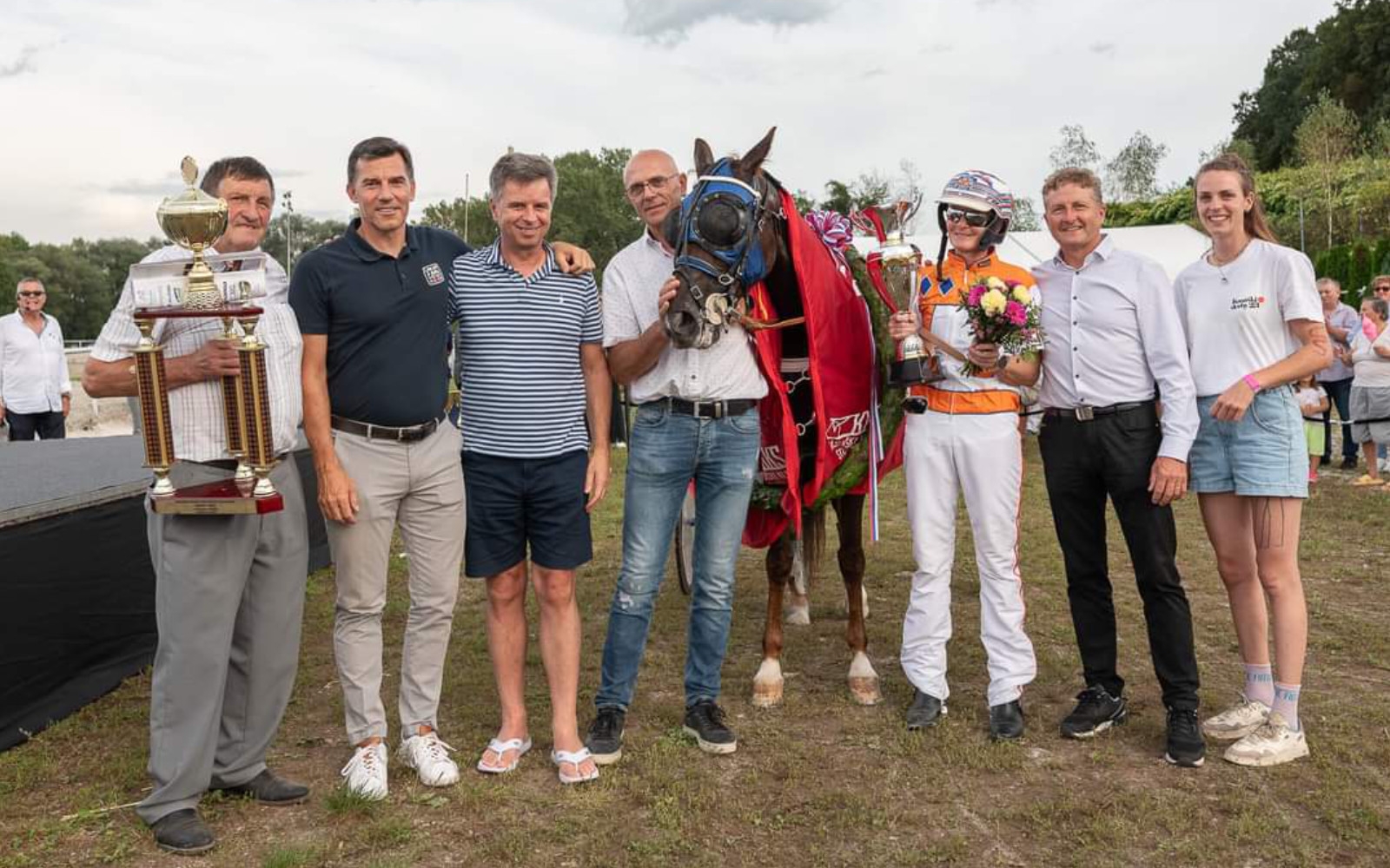 Suvereni zmagovalki letošnjega kasaškega derbija v Stožicah – kobila Jerca in voznica Darja. Foto: Arhiv KZS