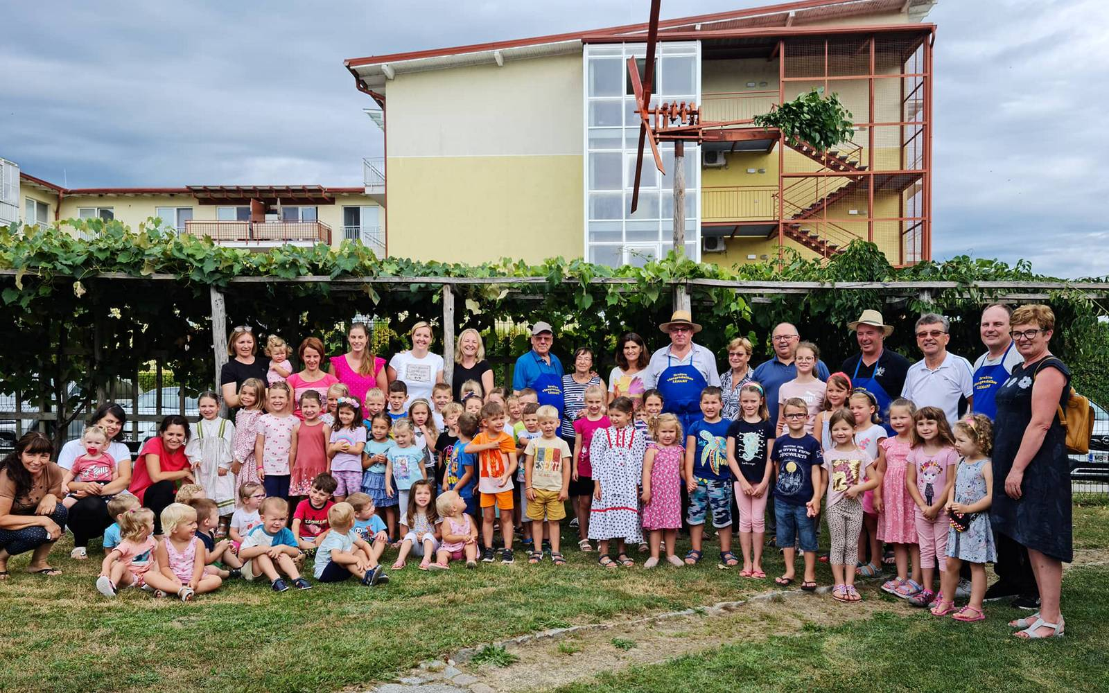 Postavitve klopotca pri vrtcu Lenart se je udeležila številna vesela druščina. Foto: arhiv občine
