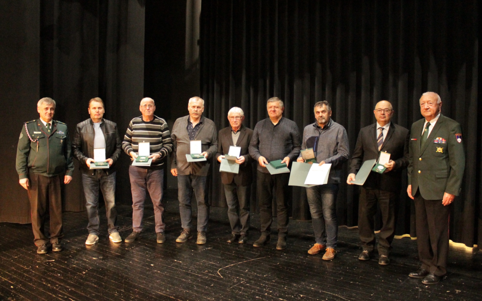 Dobitniki priznanj in plaket OZ VVS Lenart. Foto: Dušan Komar