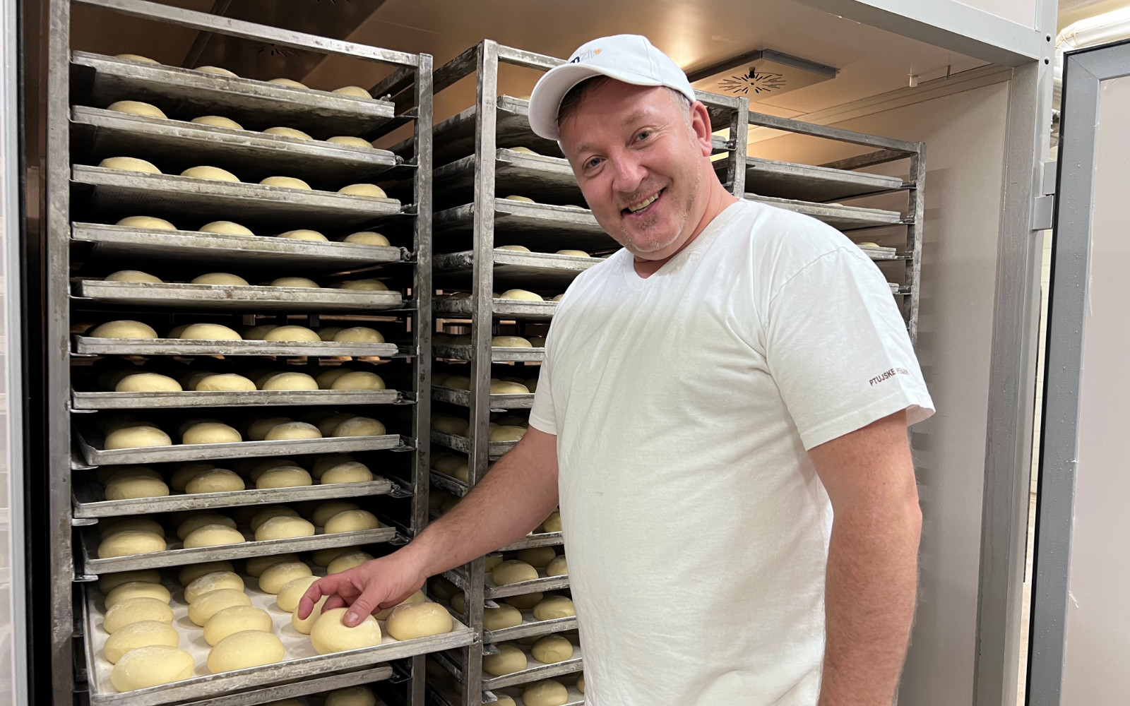 Aleksader Čeh je rojen v Trnovski vasi in se je v poklic peka zaljubil preko svojega očeta. Foto: Nina Zorman
