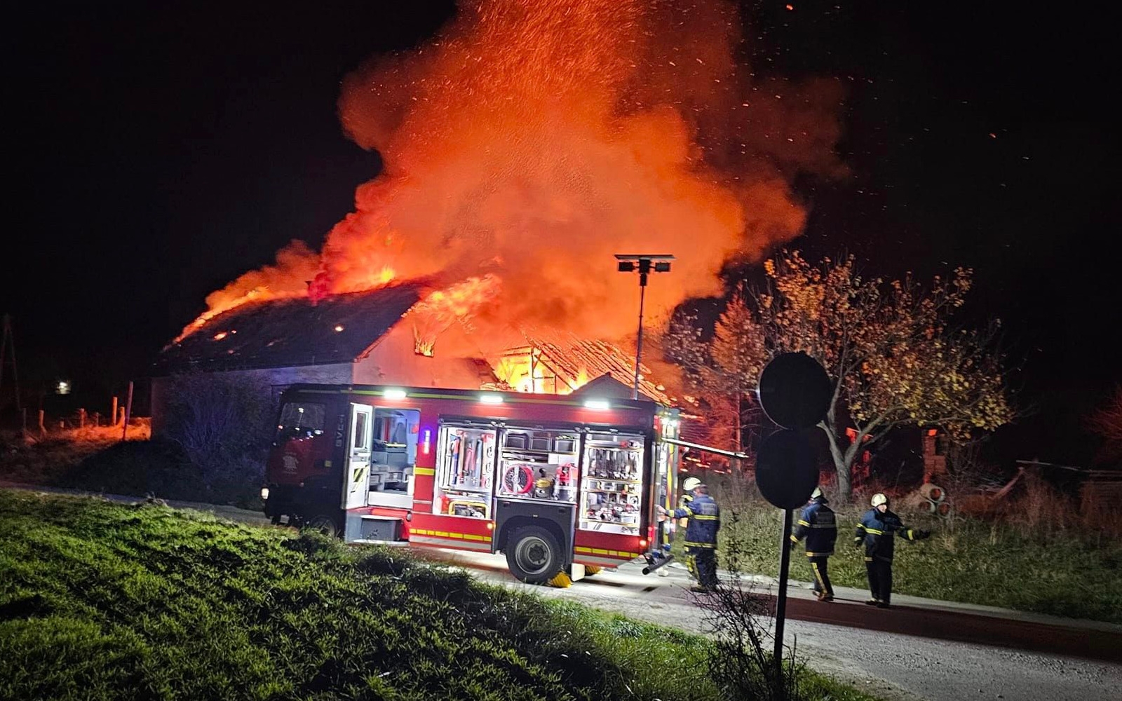 Pogumni gasilci so se dobre štiri ure borili z ognjenimi zublji. Foto: arhiv društva PGD Voličina