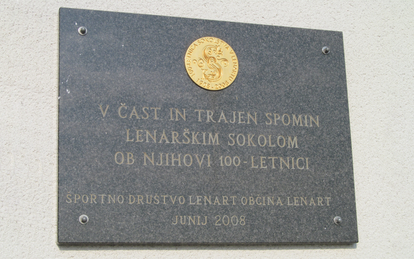 Spominska plošča na sokolskem domu ob stoletnici ustanovitve Sokola v Lenartu. Foto: Marjan Toš