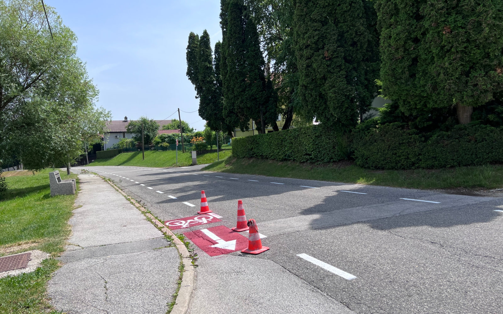 Na pomožnem kolesarskem pasu imajo prednost kolesarji, torej se morajo motorna vozila prilagoditi. Foto: Nina Zorman