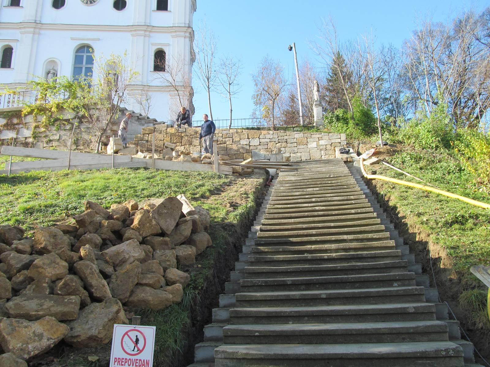 Naporna in zahtevna obnova cerkvenih stopnic. Foto Marjan Toš.