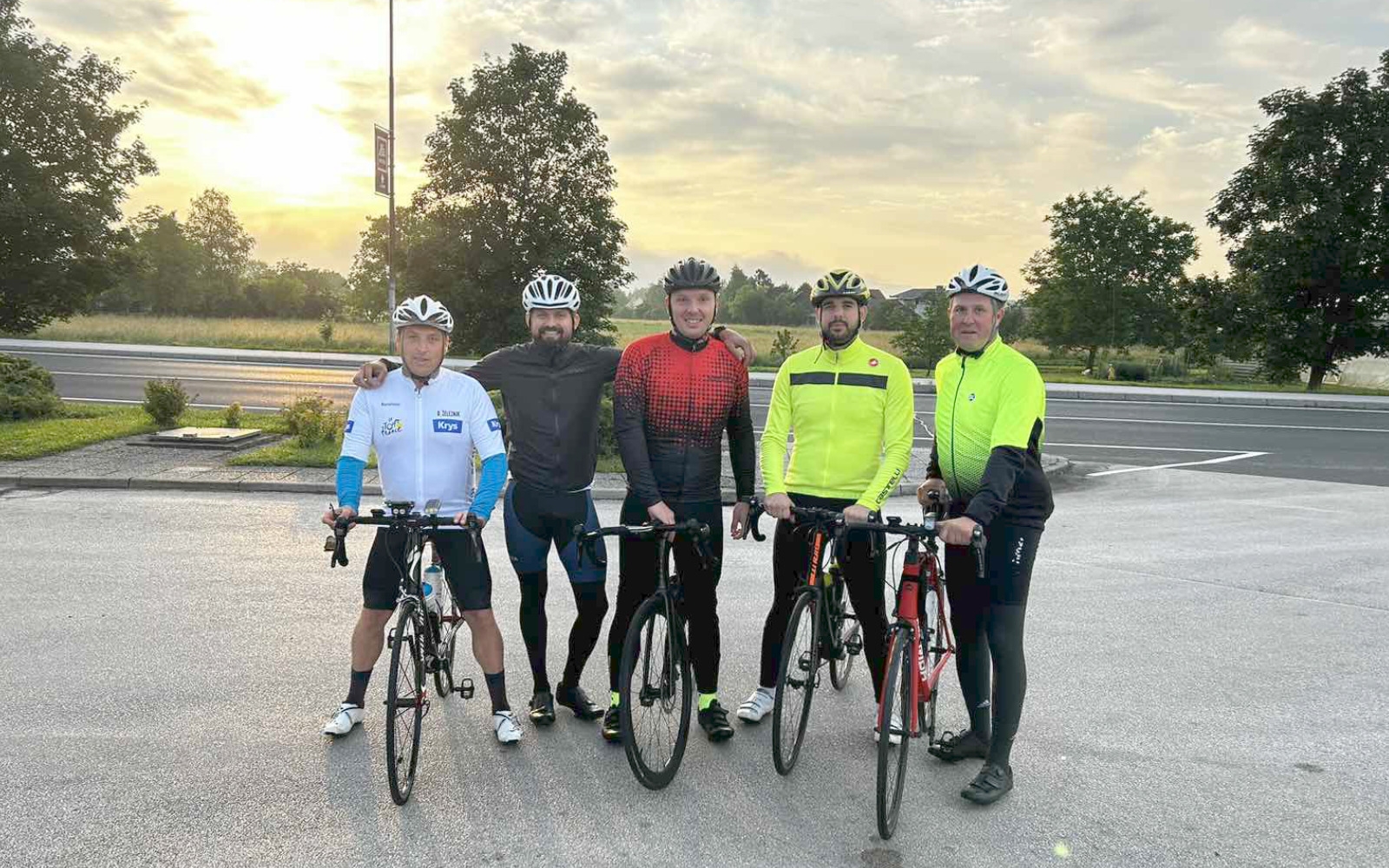 Jan Čreslovnik, Darko Železnik, Sandi Žvajkar, Matej Pulko in Matija Damiš so v pičlih 17 urah prevozili skoraj 300 kilometrov.