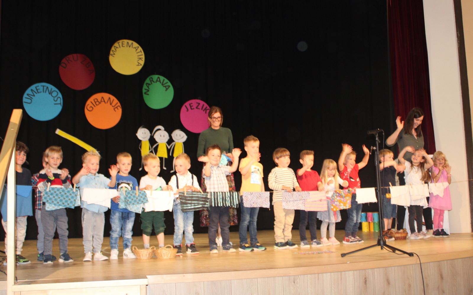 Sončki znajo obesiti perilo čisto sami. Foto: arhiv Vrtca Voličina