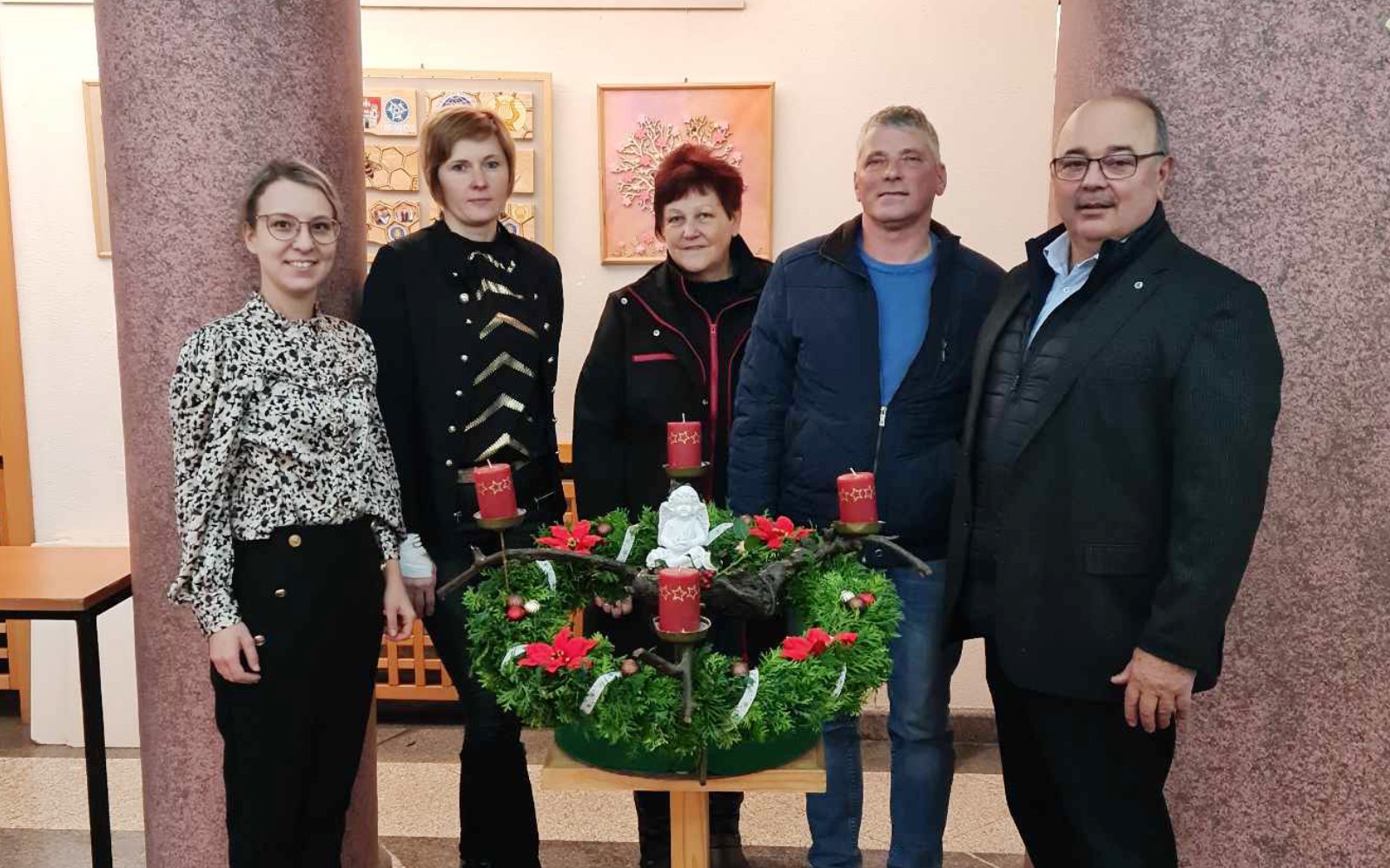 Zahvaljujem se vsem, ki so s svojo predanostjo in trudom prispevali k ustvarjanju tega čudovitega simbola prazničnega obdobja. Verjamem, da nas bo ta venec še dodatno povezal in osvetlil pot v pričakovanju prihajajočih praznikov," je povedal župan mag. Janez Kramberger. Foto: arhiv občine