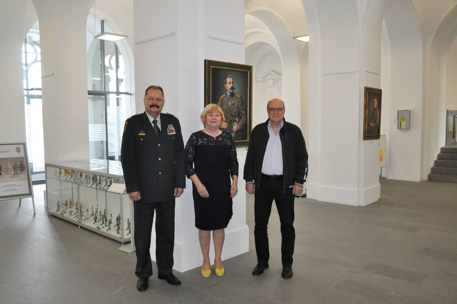 Brigadir Ernest Anželj (levo), predsednica Zveze društev generala Maistra Slovenije mag. Lučka Lazarev Šerbec in Maistrov vnuk Borut Maister (desno). Foto: Marjan Toš.