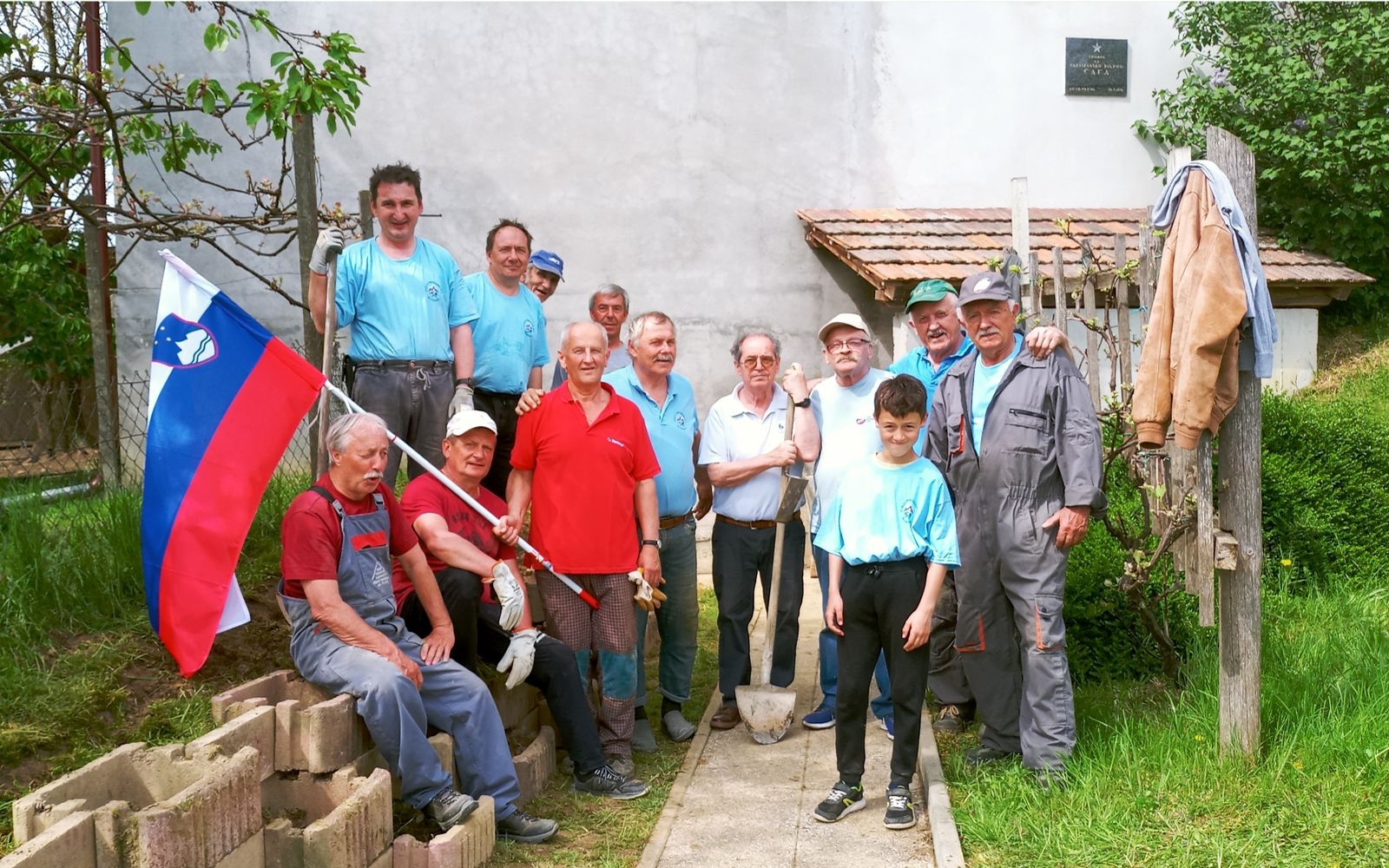 Zadovoljni obrazi po urejanju okolice bolnice Cafa pri Kocbekovih. Foto: Marjan Toš.
