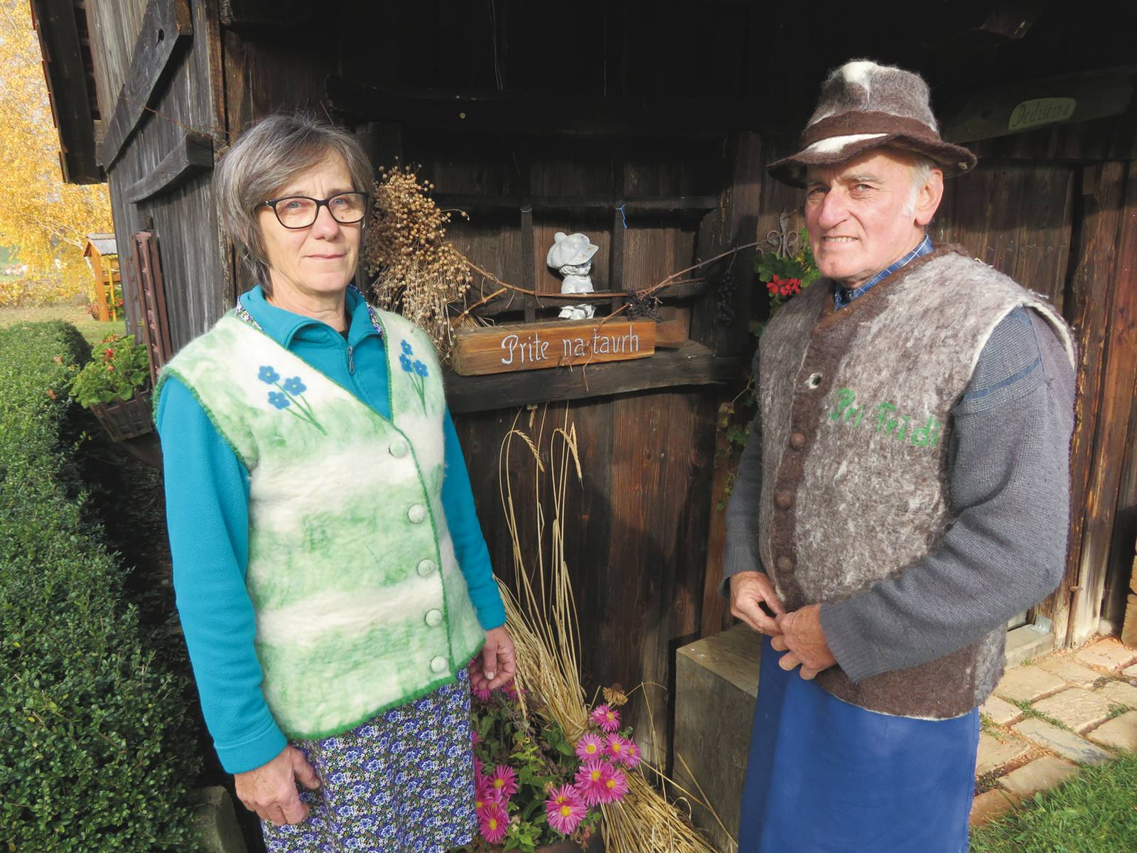 Frida in Franček Ruhitel pred poslopjem, ki sta ga podedovala in v katerem zbirata etnografsko dediščino. Zato ga imenujeta »Dediščina«. Foto: osebni arhiv.