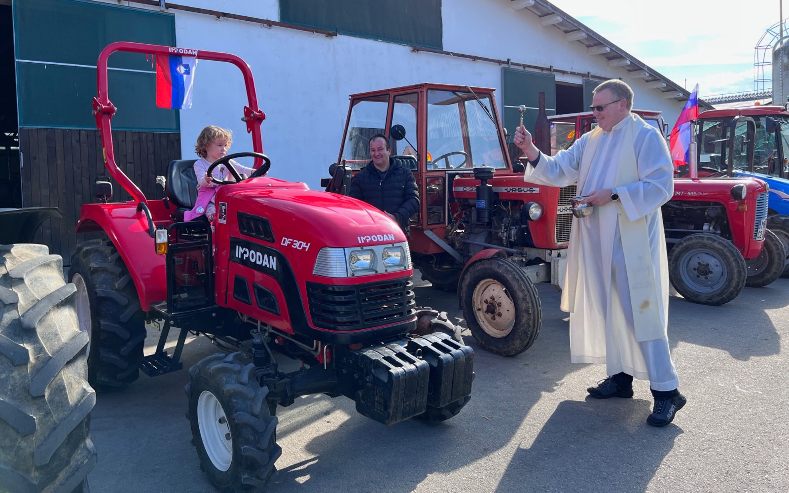 Prvega blagoslova traktorjev so se udeležili tudi najmlajši s starimi starši.