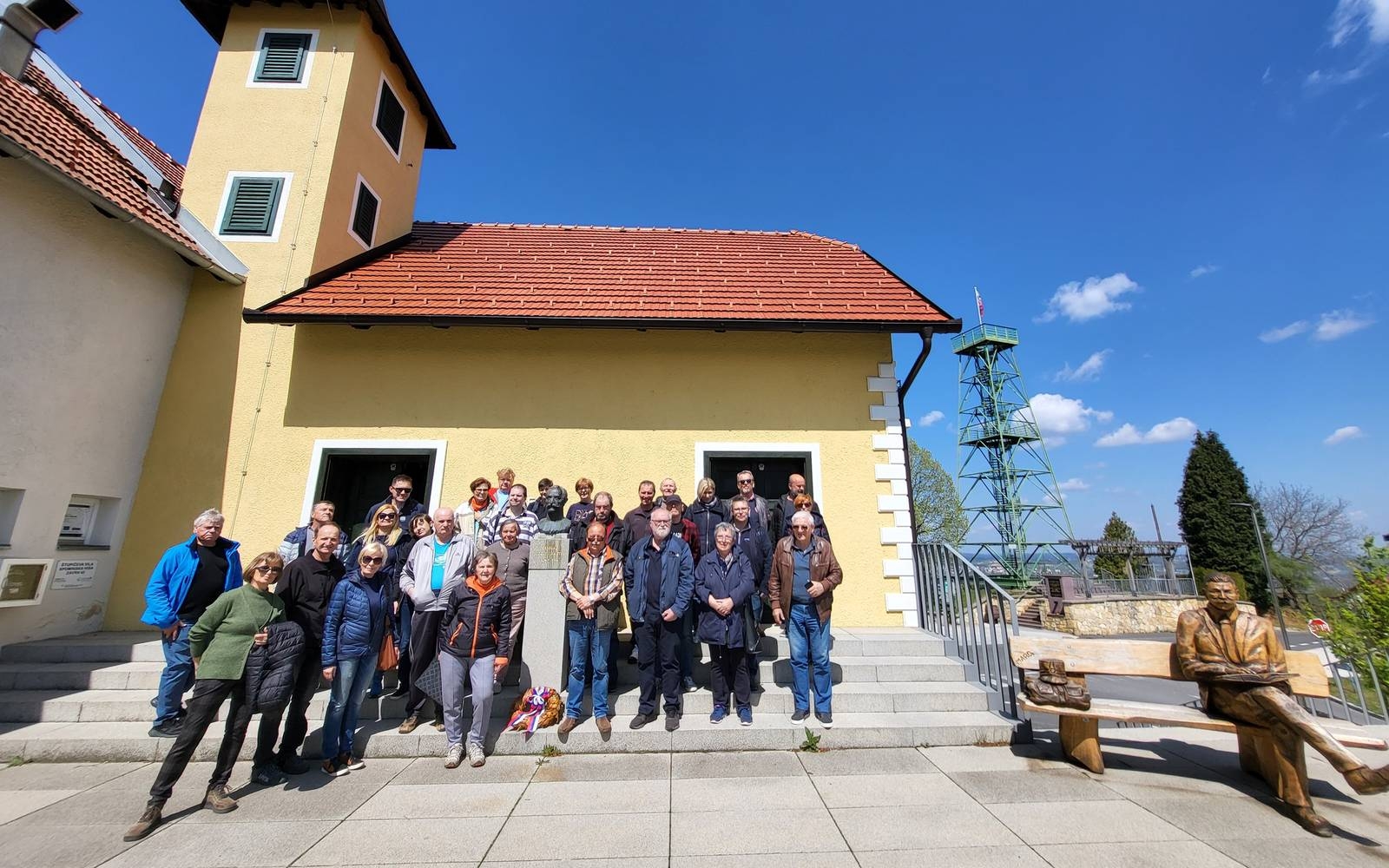 Šaleški muzealci in zgodovinarji pri Maistru na Zavrhu. Foto: Marjan Toš.