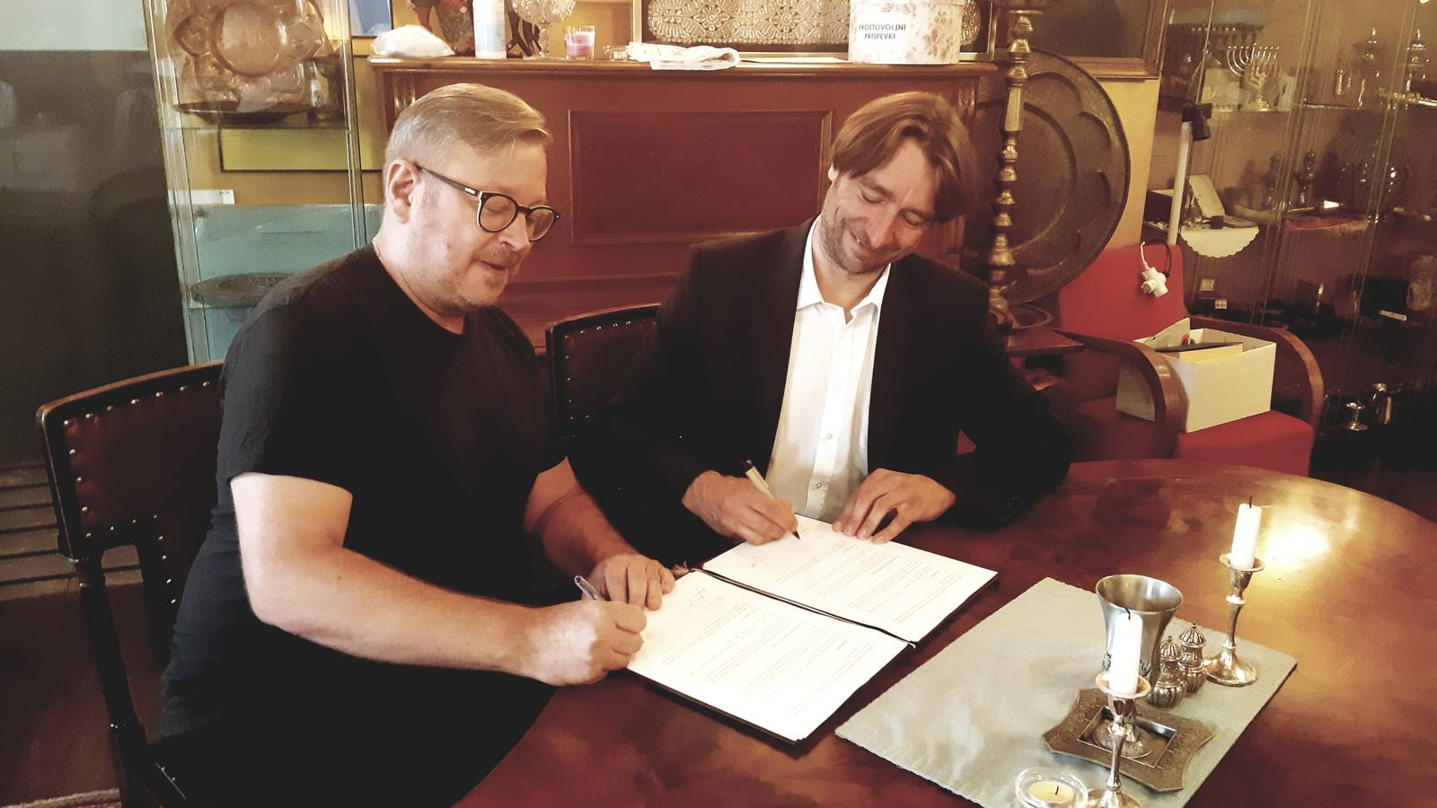 Robert Waltl (levo), direkor JKC Ljubljana, podpisuje pogodbo. Arhiv JKC Ljubljana