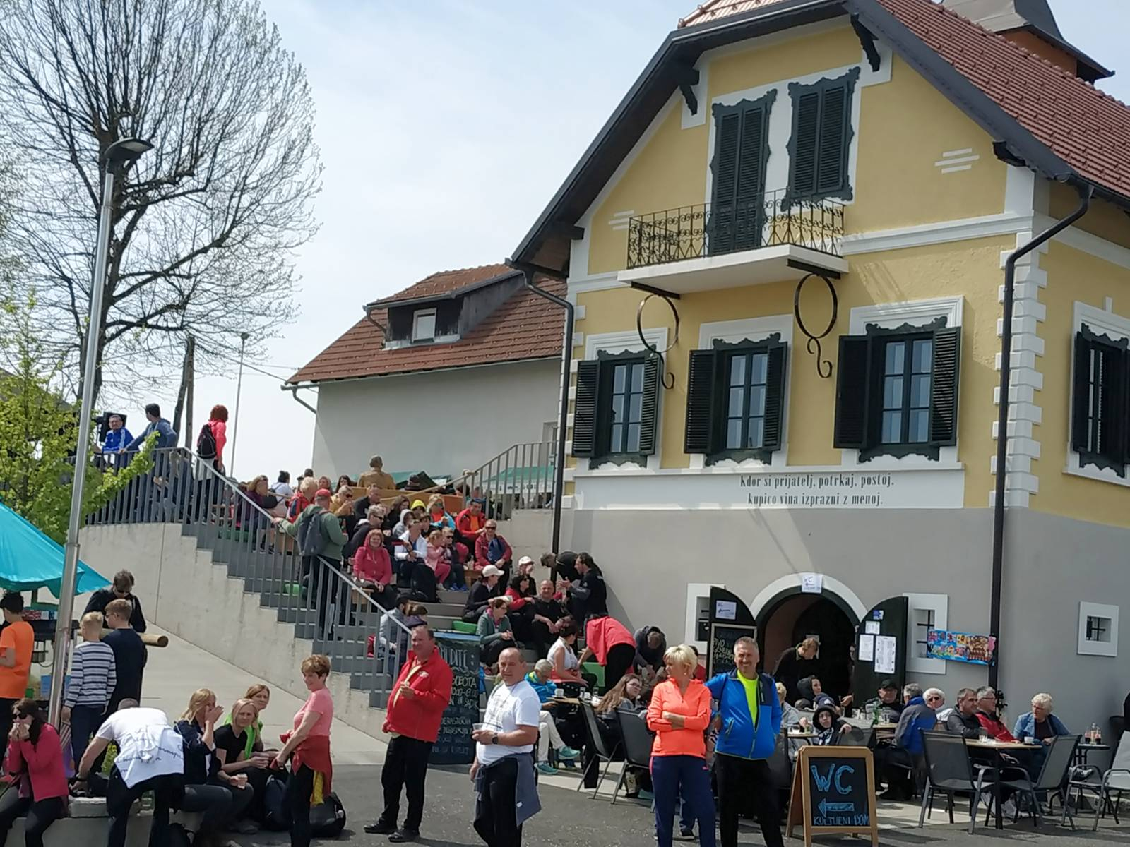 Množično  prvomajsko zborovanje na Zavrhu. Foto:  Jure Toš.